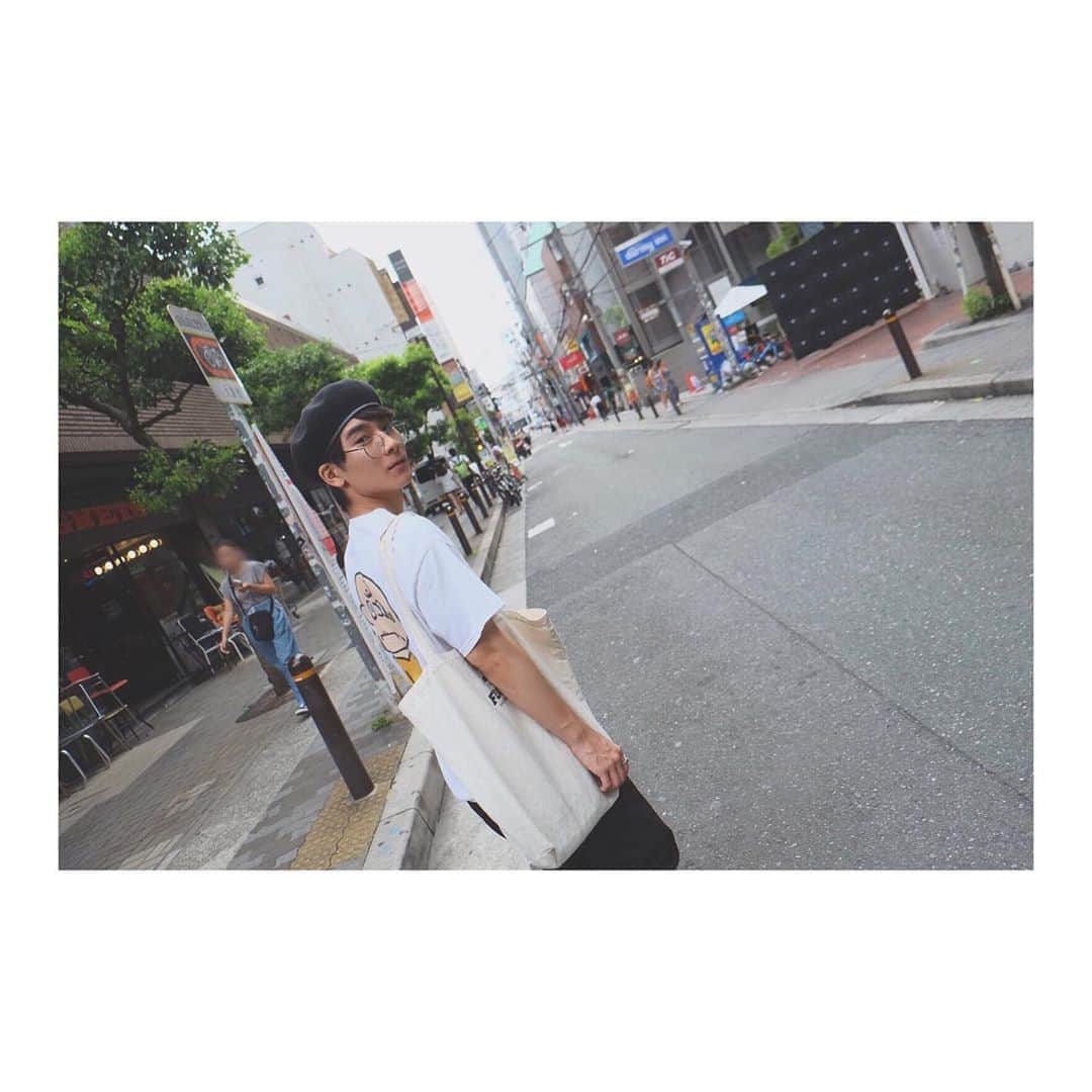 のインスタグラム：「. いつかの夏服写真  早く外で着れるようになりますように。  #じゅんやのしふく #夏服  #チャーリーブラウン」