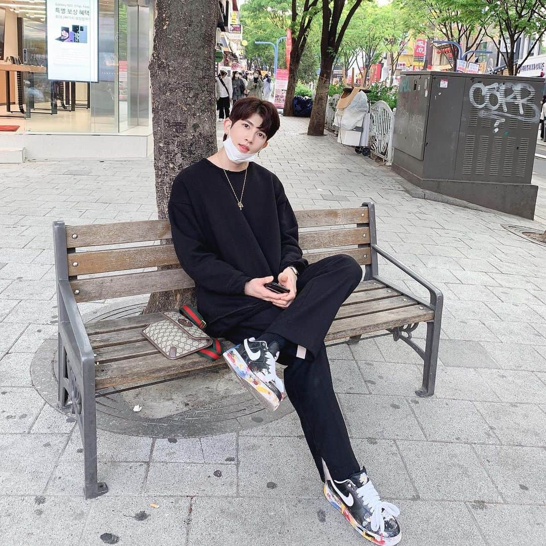 キソプさんのインスタグラム写真 - (キソプInstagram)「오랜만에 홍대에서 놀았다🖤 #KISEOP」5月2日 11時41分 - ki_seop91