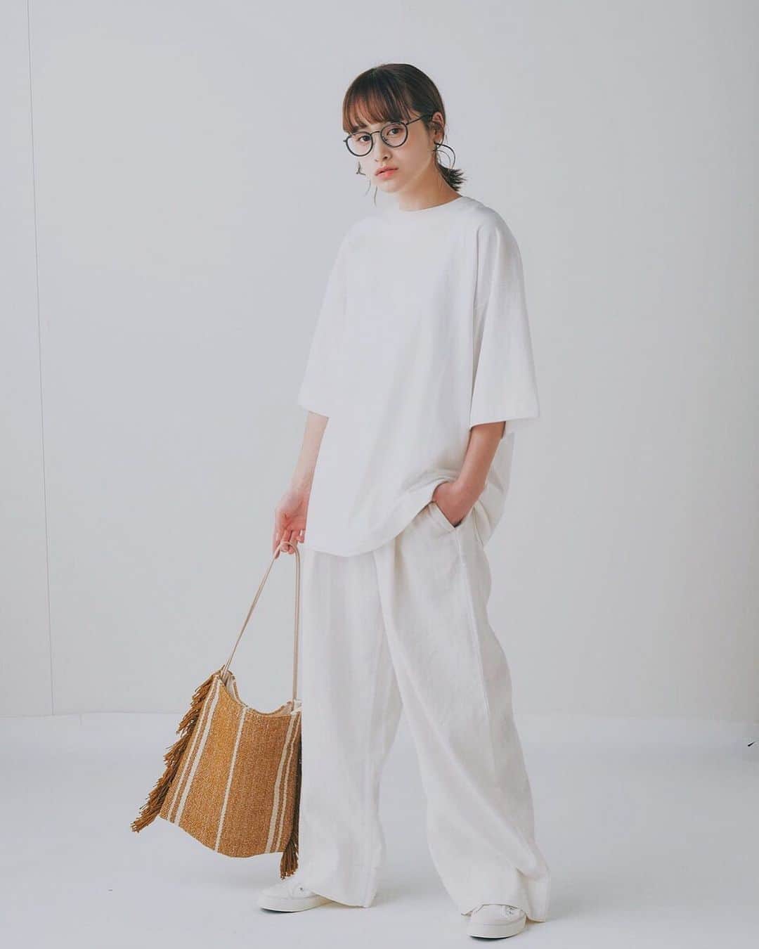 YUMIKO TANAHASHIのインスタグラム：「今回も coen mook 本に出させて頂きました📕 このTシャツの着心地最高でした！！ #coen #mook #fashion  #whitecode  @coen_official」