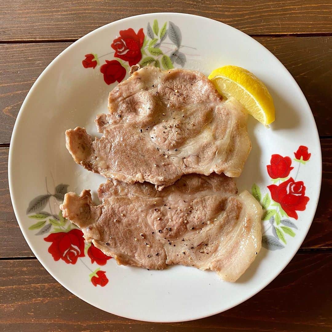 小鳥遊しほのインスタグラム：「今日のお昼クッキング！生姜焼き用の肩ロースをクレイジーソルトと黒胡椒だけでサッと焼いてレモンを絞る。  なんともシンプル。笑  お肉そのものの味を存分に楽しめるのでオススメです。  ビタミンB豊富な豚肉でダイエット効果や美肌効果も🙆‍♂️作ってみてぴょ〜！ #小鳥飯 #簡単レシピ #豚肉レシピ  #🐖 #料理 #おうちごはん #自炊 #cooking #pork #recipe」