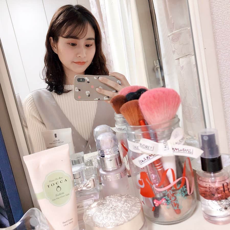 のインスタグラム：「家にいたらひたすらだらだらしてしまう... 昨日も猫とともに夕方まで寝てしまった私です。（猫も本当によく眠るんですよねぇ🐱💤） きょうは朝起きてメイクして髪も巻いてパジャマ以外の服を着て笑、かといってどこにも行かないのですが、とてもちゃんとした生活を送れている感じがする！！笑 みなさんは自粛生活どのようにお過ごしですか？✨ . #ステイホーム」
