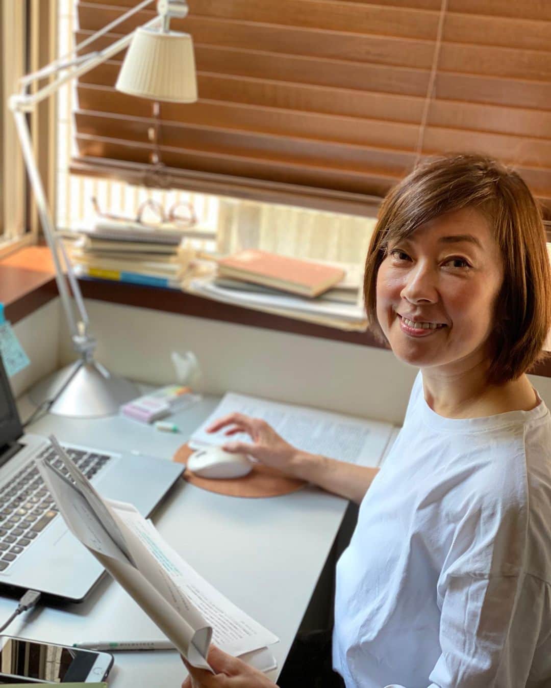 小西美穂のインスタグラム：「おうちで勉強！﻿ 5月11日から大学院も始まります📚👓﻿ ﻿ 春学期はすべての授業がオンラインになり﻿ 図書館も閉じて、キャンパスに行けない、﻿ 本も借りられない日々が続きます。﻿ ﻿ そんななか、先日ゼミの先生から﻿ ﻿ 「オンライン授業初めてですが﻿ なんとか頑張りましょう！」﻿ ﻿ とメールをいただいて、心強かったです👊﻿ ﻿ お顔が見られなくても﻿ 声をかけてもらうだけで安心します。  不便で大変なのはみんな同じ。﻿ 今できることをやっていきます。﻿ ﻿ #おうち時間 #stayhome #大学院 #早稲田 #社会人大学院生 #社会人大学生 #オンライン授業 #コロナ情報はストーリーズに投稿中 #masterstudent #gradschoollife #gradschoolgrind」