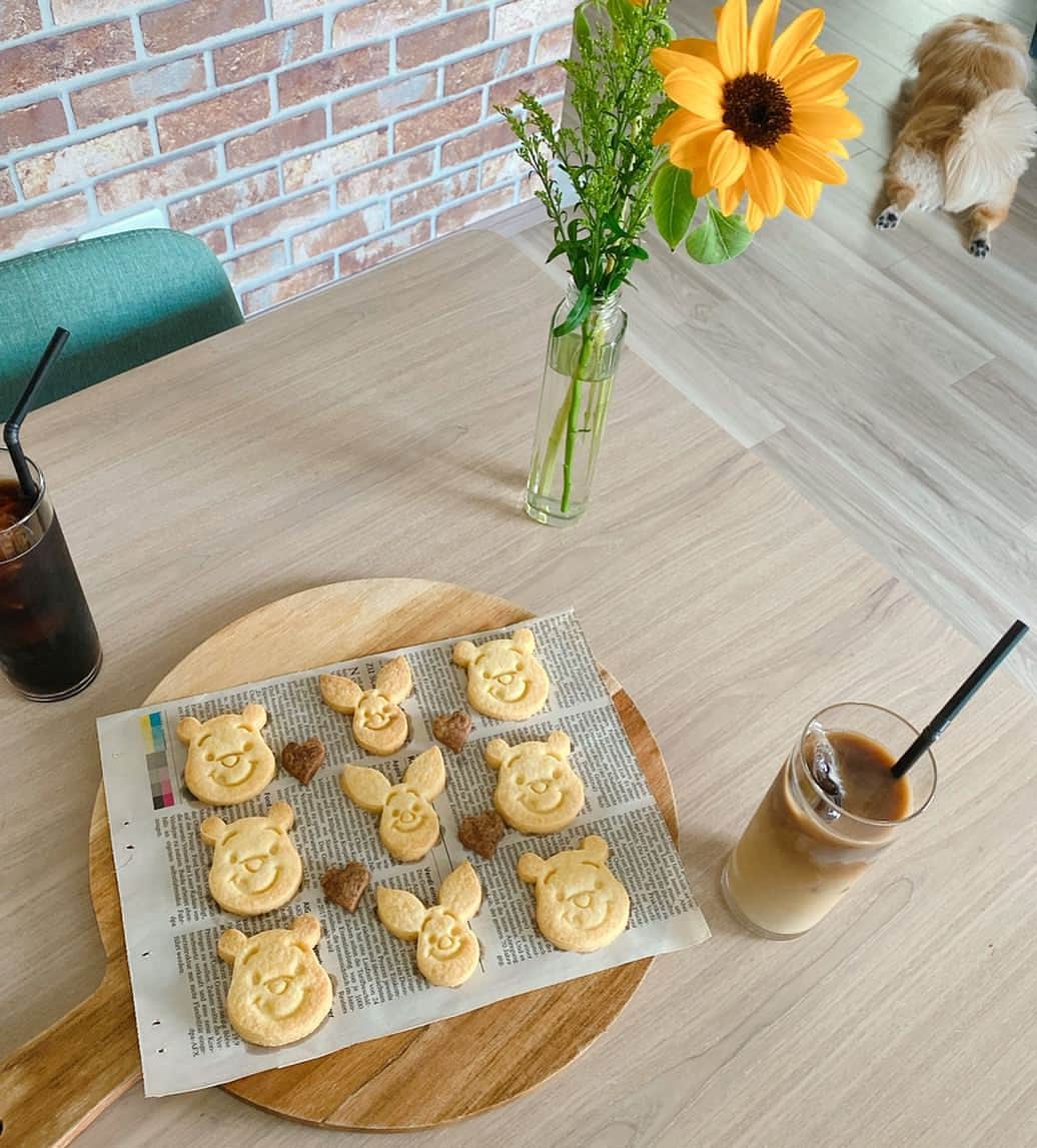 ハミ さんのインスタグラム写真 - (ハミ Instagram)「・ Winnie the Pooh🍯 プーさんクッキー焼きました🎈 ・ コロちゃんは映り込みの天才🥺🐾 ・ ・ ・ ・ #おうちカフェ#🍯#🌻」5月2日 11時52分 - hami0519