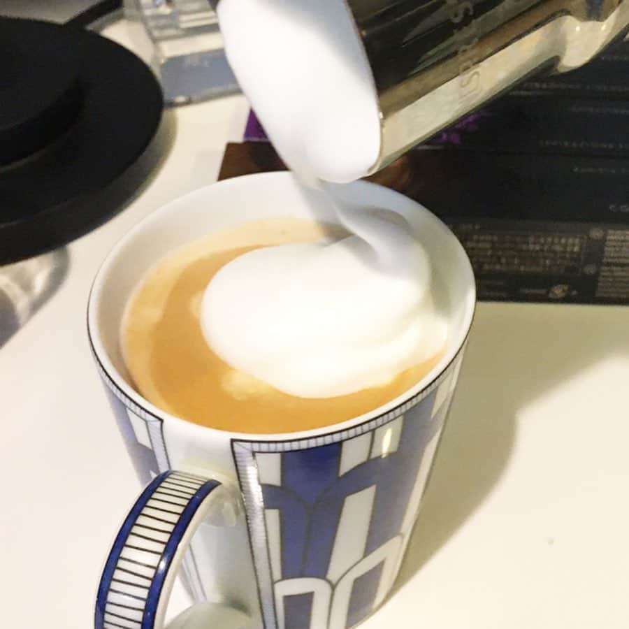蒲生麻由さんのインスタグラム写真 - (蒲生麻由Instagram)「お家時間の救世主☕️ 夫婦揃ってコーヒー好きなので、家にこれがあって本当に良かった❣️ ささやかな毎日の楽しみです🥰  #コーヒータイム #cafetime #coffeelover #コーヒー好き  #カフェの味をお家でも #nespresso #エアロチーノでふわふわラテ #私はディカフェラテ #授乳中 #外出自粛でも楽しもう #stayathome」5月2日 11時55分 - mayugamo_lamana