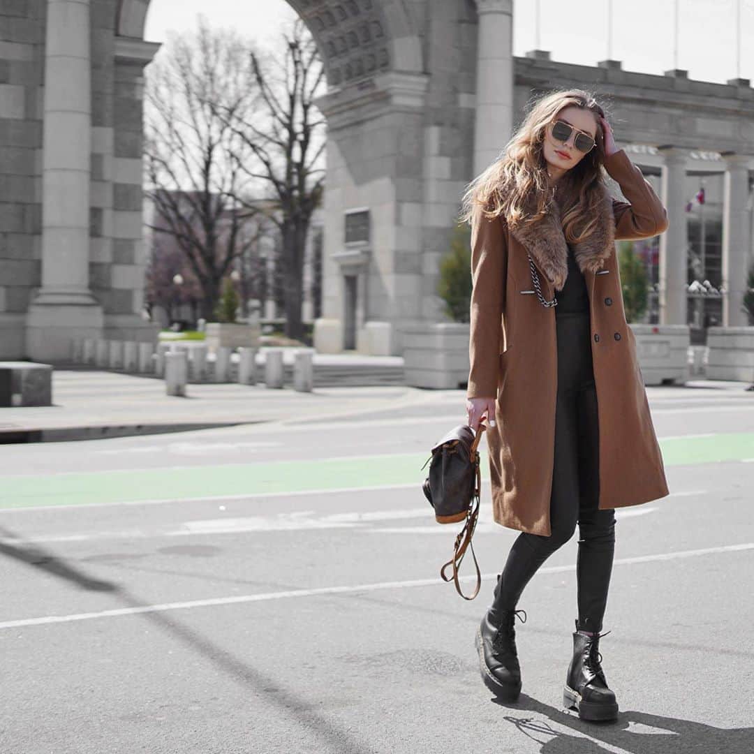 SONYA ESMANのインスタグラム：「𝔱𝔬 𝔡𝔦𝔢 𝔟𝔶 𝔶𝔬𝔲𝔯 𝔰𝔦𝔡𝔢 𝔦𝔰 𝔰𝔲𝔠𝔥 𝔞 𝔥𝔢𝔞𝔳𝔦𝔫𝔩𝔶 𝔴𝔞𝔶 𝔱𝔬 𝔡𝔦𝔢 🤍 walked 12,000 steps with my mom today around the lake.  @sassandbide」