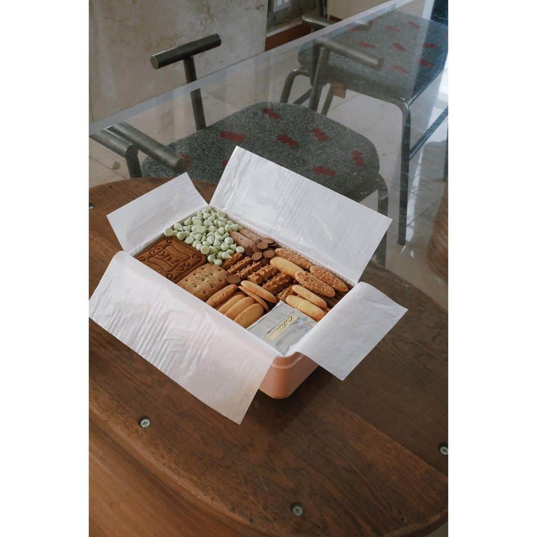 eriさんのインスタグラム写真 - (eriInstagram)「玉手箱ゲット。 ちみちみ食べる。 会社のキッチンに置いた。  #デプトカンパニーのたのしみ #村上開新堂」5月2日 11時58分 - e_r_i_e_r_i
