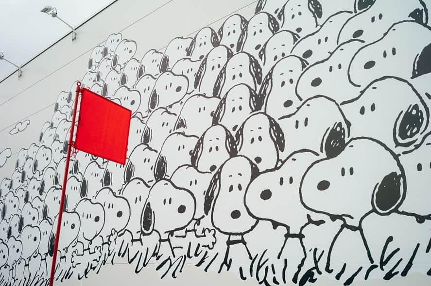 SNOOPY MUSEUM TOKYOのインスタグラム：「【休館期間を当面の間延長します。】﻿ スヌーピーミュージアムは、新型コロナウイルス感染拡大防止のため臨時休館しておりますが、引き続き政府より緊急事態宣言が解除され、施設運営上の安全が確認されるまで休館を延長します。 再開の時期に関しては、状況の推移を注視しつつ追って発表させていただきます。 ﻿ また、これに伴い前売券をお持ちの場合は、下記の対応をさせていただきます。﻿ ﻿ ＊前売券をお持ちのお客様﻿ 2020年末までの期間、無料にて振替対応をさせていただきます。﻿ 未使用の前売券（対象期間：2月1日～4月30日）をお持ちの上、ご来館ください。﻿ 事前予約の必要はありません。﻿ 当日券販売がない時間帯でも入館可能ですが、混雑状況によってはお待ちいただく場合があります。 ﻿ また、振替ではなく返金をご希望の場合も対応させていただきます。 ﻿ 詳しくは、公式サイトのNEWS「前売券の振替および払戻しについて」をご覧ください。﻿ ※払戻し受付期間は5月6日（水）までです。ご注意ください。 ﻿ https://snoopymuseum.tokyo/s/smt/news/detail/10027?ima=0000﻿ ﻿ #snoopymuseumtokyo #schulzmuseum #snoopy #スヌーピーミュージアム #スヌーピー」