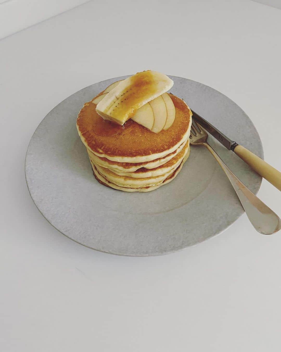 渡辺有子さんのインスタグラム写真 - (渡辺有子Instagram)「曜日の感覚がもはやなくなっているけれど…週末の朝！ 今朝はGARDEN HOUSE @garden_house_crafts  の BUTTER MILK PANCAKE MIXでふわふわのパンケーキを。 バターたっぷりのレシピでとってもリッチ。お店食べるパンケーキのおいしさがおうちで作れます。 ガーデンハウスのオンラインストアで購入できますよ！ https://gardenhouseshop.stores.jp  焼き上がったパンケーキは冷めないようにクロスに包んでおきます。」5月2日 12時10分 - yukowatanabe520