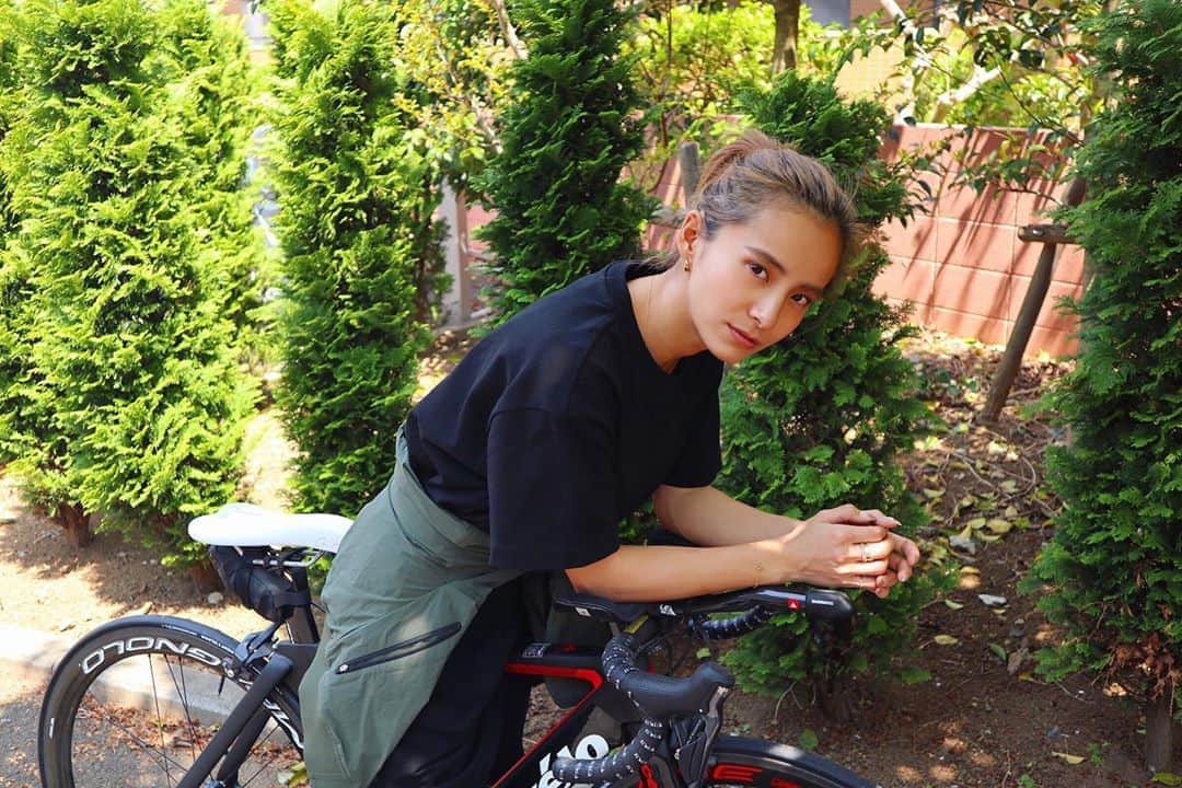のインスタグラム：「久しぶりにお外に出て日光浴🌞 ﻿ ﻿ 自転車乗ったりランニングしたりしたいけど怖くて出来ておりません← ﻿ ﻿ 着てるTシャツはTIGORA(@tigora_women ) ﻿ ﻿ 厚手のUSAコットン素材で長め丈でスポーツスポーツしてないからちょこっとスポーツの時とかに便利ですん ﻿ ﻿ 家にいて出来る事しましょん ﻿ ﻿ #tigora #ティゴラ #アルペン #pr #tigora_women #スポーツデポ #サーベロ #自粛」