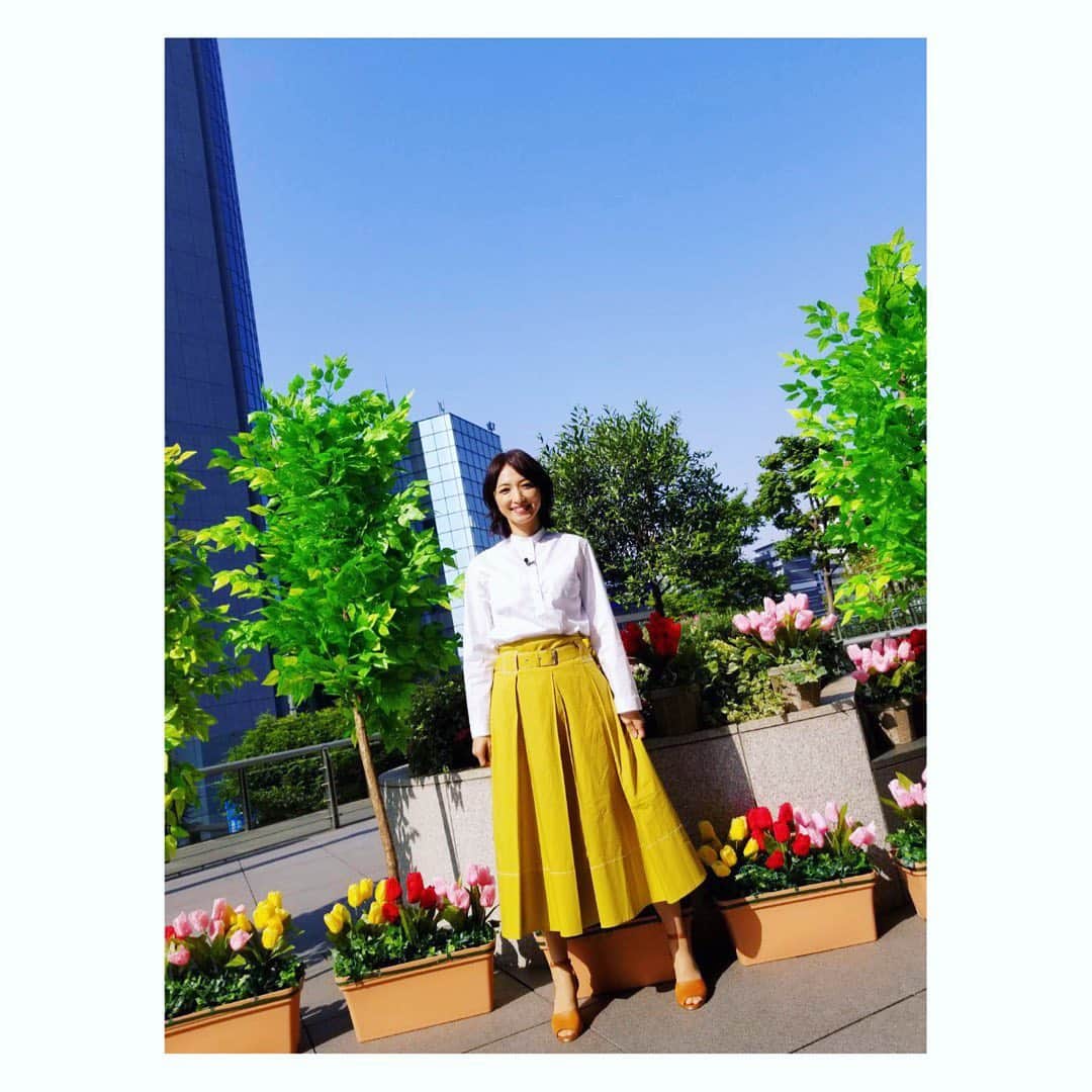 望月理恵さんのインスタグラム写真 - (望月理恵Instagram)「今日のズムサタの衣装です！  春ですね、 いや今日の日差しはもう夏ですね。。お家、換気してくださいねー！ 2枚目はコートを着たバージョン。 後ろも可愛いんです。  コート @setaichiro_official  トップス @elevety_milano  スカート @piazzasempione  イヤリング #1dkjewelryworks @dressunreve #dressunreve  昨日までラジオも聴いてくださり、 ありがとうございました😊」5月2日 12時11分 - mochiee28