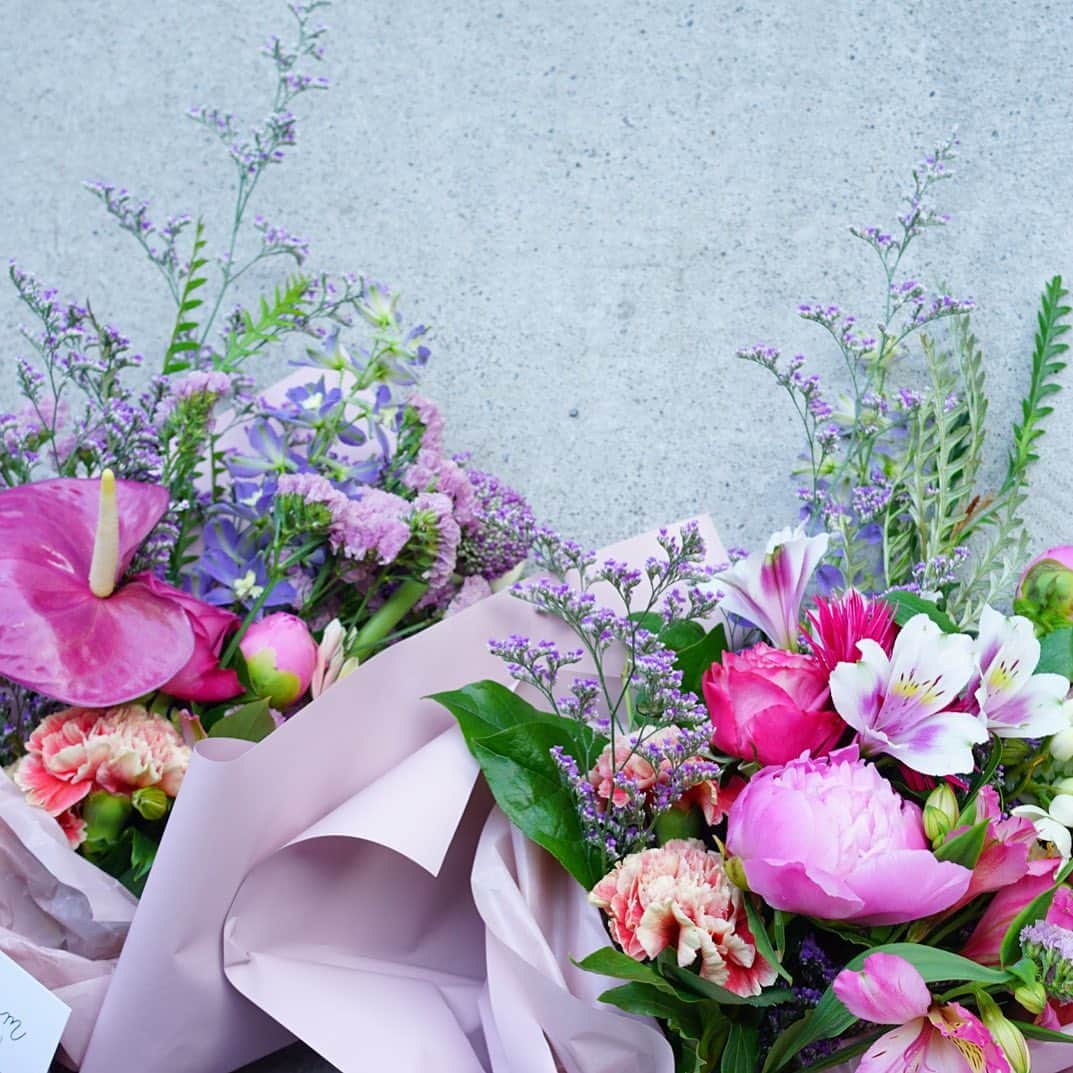 前田有紀さんのインスタグラム写真 - (前田有紀Instagram)「この週末もたくさんのお花を発送させていただいています。ご注文くださったみなさま、ありがとうございました。 そろそろお客様のもとに届く頃かなと思うと、本当にソワソワして何事も手につかない。 配送中転倒しませんように。暑さでお花が萎れませんように。トラックの温度が高すぎませんように。無事にお手元まで届きますように。祈るように梱包して、手元を離れてからもずっとドキドキしてて心ここにあらずの週末の午前中。 . #花で帰省しよう #stayhome #stayhomewithflowers  #ビタミンF #」5月2日 12時03分 - yukimaeda0117