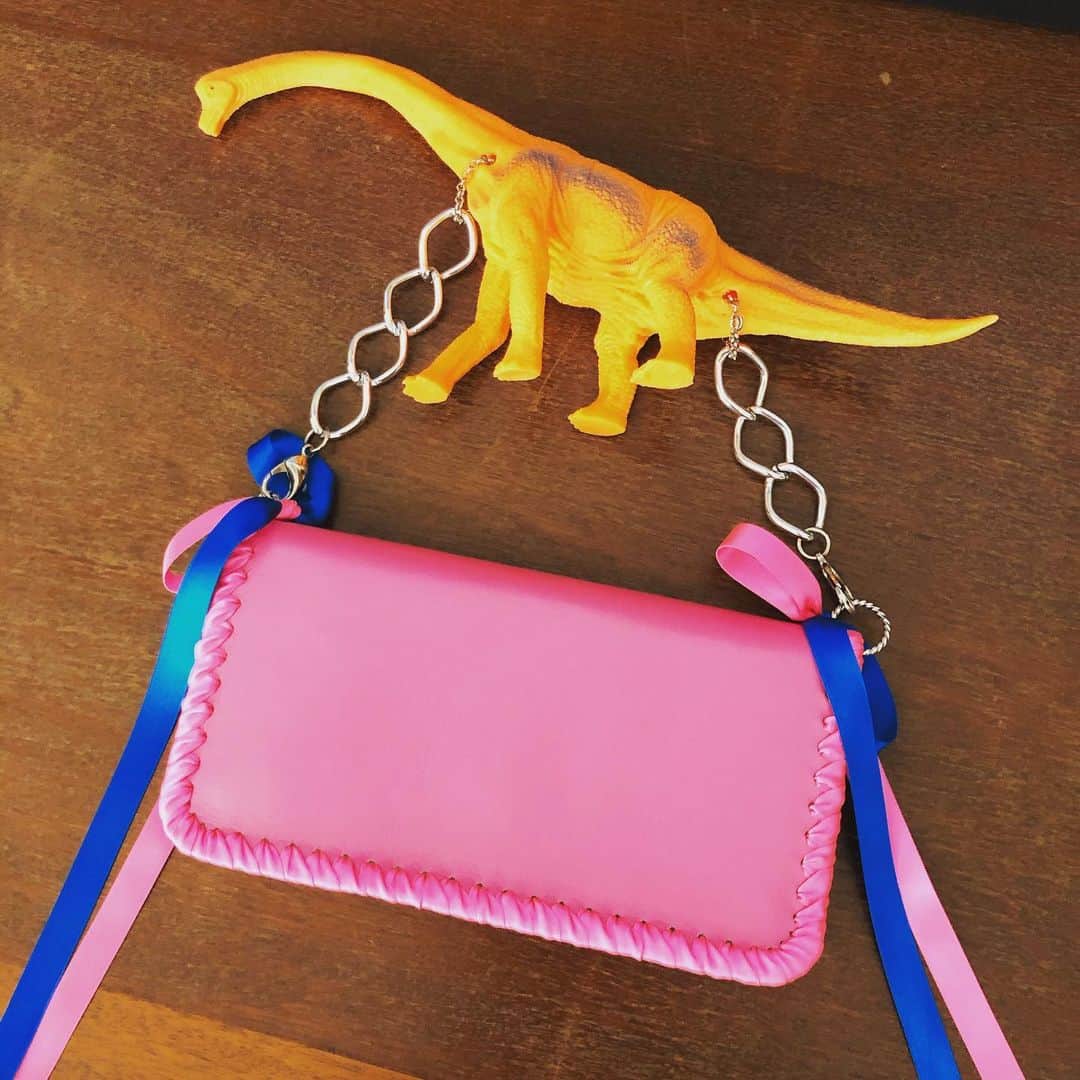 田中えみさんのインスタグラム写真 - (田中えみInstagram)「@kazumi.froufrou さんのbag wallet 購入❤️ 恐竜の持ち手❤️なんて可愛いのでしょう❤️まだ可愛いものがたくさんあって、ずっとネットで見てしまう😍はぁぁぁ ところで、この恐竜はプテラノドン？何ドン？？ . 見ているだけでも楽しいので、是非💕. #bagwallet #froufroudesucre #kazumi #恐竜 #お財布」5月2日 12時07分 - emiitanakaa