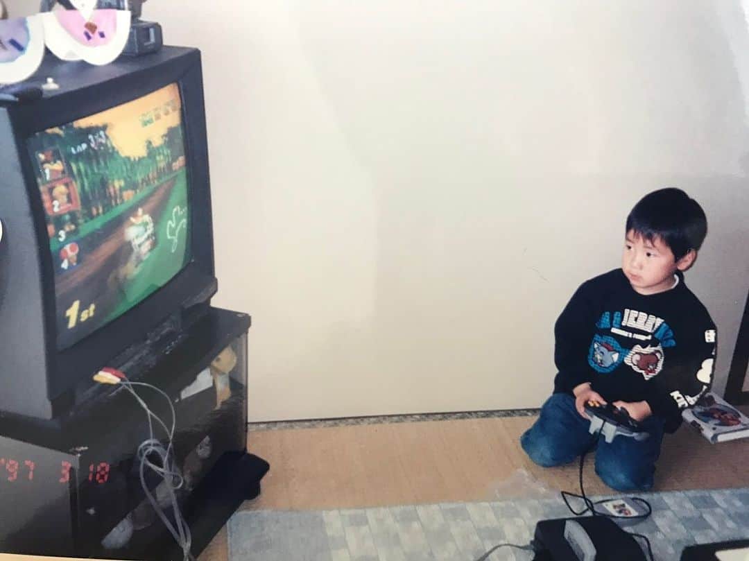 福森晃斗のインスタグラム：「従姉妹から幼少期の写真を載せてとリクエストがあったので載せます笑 これは5歳の時の写真です！ 1枚目真剣にマリオカートしてます笑 2枚目どうゆう場面でこんな顔になるの⁈笑笑 しかもAボタン必死に押しすぎ🤣 #外出自粛 #おうち時間」