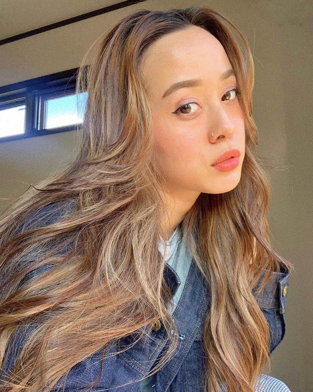 Tattyのインスタグラム：「やっと春らしいお天気🤫💕 メイクもヘルシーで血色感のある 春色カラーに〜っ💋💄 リップはこの4月から新しく出た 大好きな@bareminerals_jp の #mineralisthydrasmoothinglipstick "ABUNDANCE"というカラー😌🍑 自然由来の成分など、18種類を使って 作られたヘルシーでビーガンなリップ☺️ 着け心地もリップクリームのように優しくて 発色も鮮やか🤫💋 #bareminerals  #ベアミネラル  #lipstick #ミネラリストイドラスムージングリップスティック #ビーガンコスメ　#春メイク　#春コスメ #ミネラルコスメ」