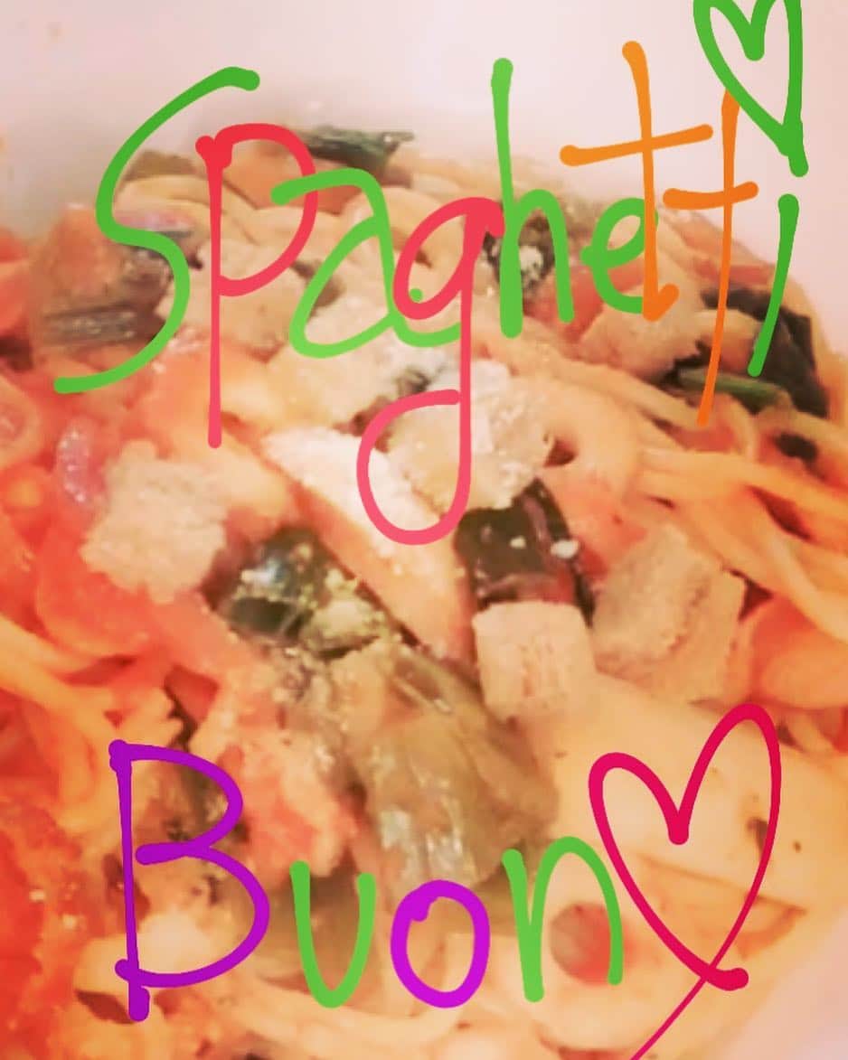 今井麻美のインスタグラム：「今日のお昼ご飯 野菜ジュースで作る簡単 ちくわパスタ。  作りすぎちゃった。 お腹いっぱいなり。 一応動画も撮ったが 気が向いたらYouTubeにあげよう。  #今井麻美 #スパゲッティー  #KAGOME #ルシエ」