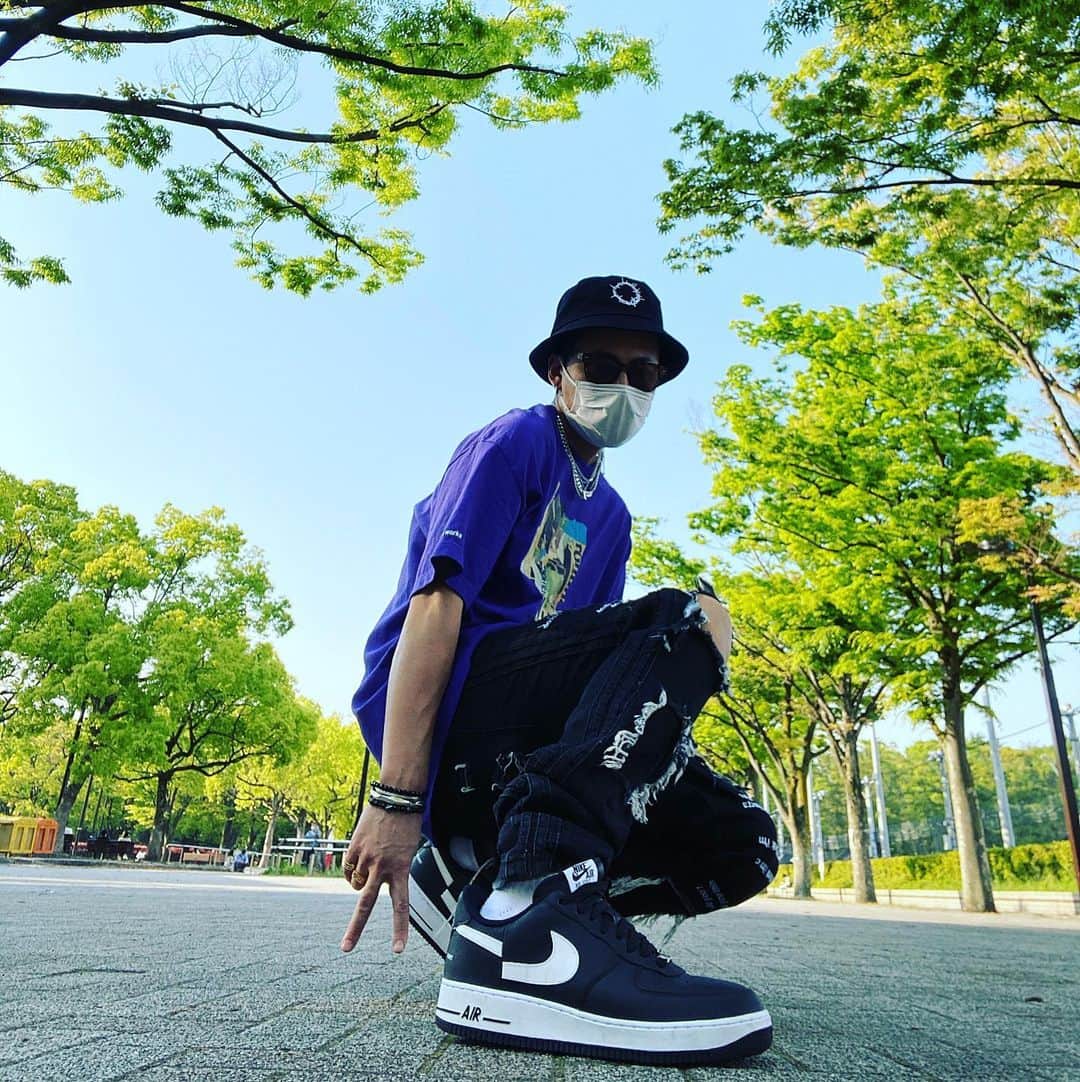 DJ HALのインスタグラム：「2020/05/01 Yoyogi Park 昨日は@abemamix  ありがとうございました！リハーサルを終え時間があったので代々木公園を散歩しました。人が居なくてめっちゃ気持ち良くて豊かな気持ちになりました。 久しぶりにネックレスとかピアスとかしたら重いと感じた！　ジャージばっかだったからジーンズ履いたらテンション上がった🤗 @ill_it_clothing  @Sunkak @lafayettecrew @worldstyling.corp @commedesgarcons」