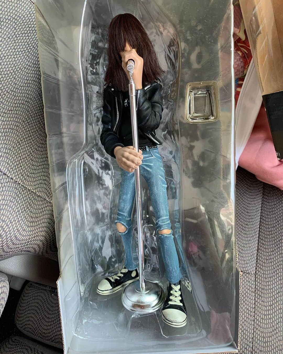 池田真一のインスタグラム：「部屋掃除の戦利品！ JOEY RAMONE めちゃくちゃ渋い！ グラサンも付いてる！」