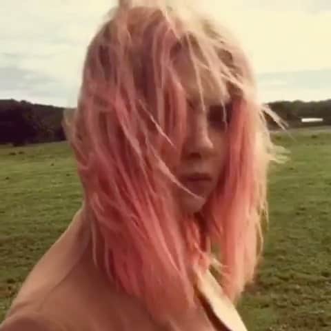 アシュレイ・ベンソンのインスタグラム：「Back in Puerto Rico」