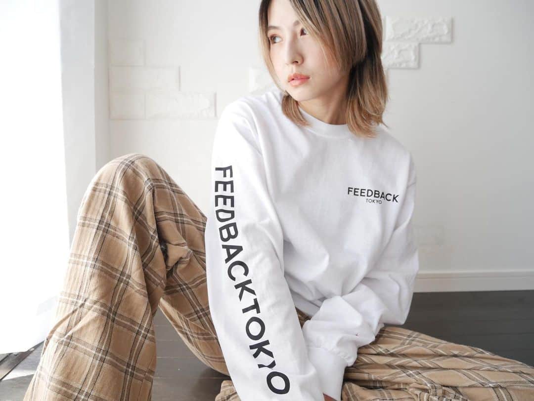 HARUNAのインスタグラム：「@feedback_tokyo のロゴがリニューアルして新作ロンTがオンラインストアで発売になりました☺︎ WHITE/BLACKの2色、私はsize2を着てまーす。 暖かくなってきたので#おうち時間 ロンT1枚でも過ごしやすいね。」