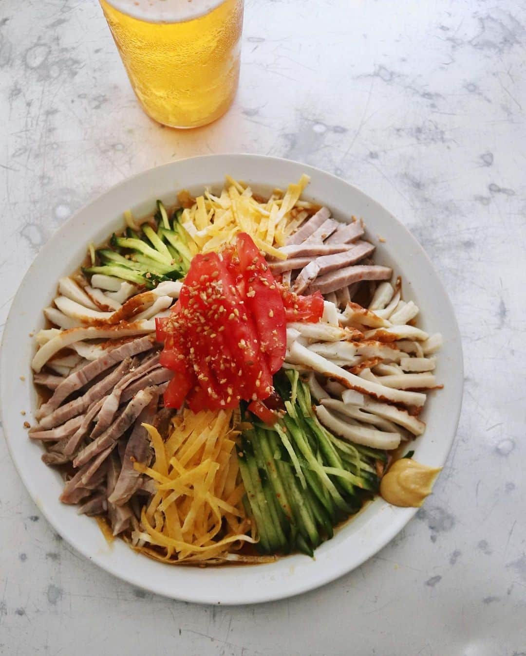 樋口正樹さんのインスタグラム写真 - (樋口正樹Instagram)「hiyashi chuka . 冷やし中華はじめ。 甘酢醤油のタレに トマト、きゅうり、 茹で豚、錦糸玉子、 もちろんちくわも！ . . #冷やし中華 #冷やし中華はじめました #ちくわ料理 #ちくわレシピ #樋口さんちで麺類 #hiyashichuka #coldchinesenoodles」5月2日 12時34分 - higuccini