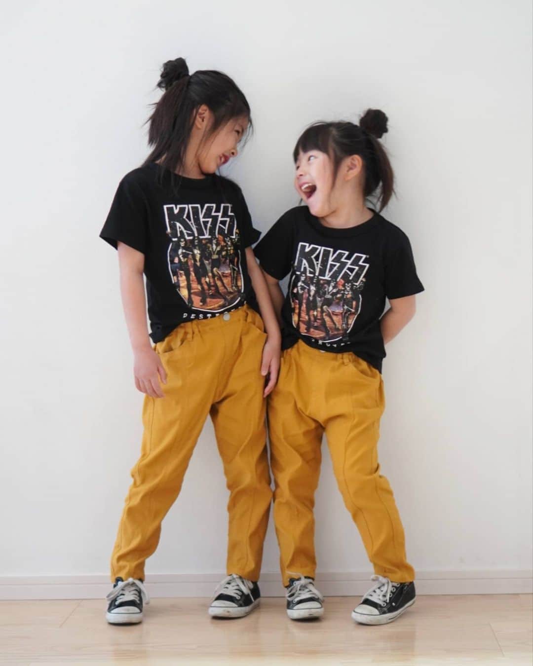mocchiのインスタグラム：「2020.05.02 こんにちは🌞 ・ @branshes の夏服たくさん可愛いの入荷してた♥️ #ブランシェス ・ ・ もぉ夏日！！ 我が家の子供たちは最近毎日半袖😂 今日もめちゃくちゃ暑いね🌞 ・ ・ 天気良いけど、家の前か公園くらいしか行くところないし 姉妹喧嘩すごいしとりあえずストレスでハゲそう😇😇😇 ・ ・ 6月から学校再開も微妙だよね🙄 ・ ・ みんなで頑張ろ😂👍 ・ ・ ・ #kidsfashion#インスタキッズ#4歳#6歳#4月生まれ#5月生まれ#姉妹#親バカ#プチプラコーデ#シンプルコーデ#キッズコーデ#キッズファッション#子供服#お洒落さんと繋がりたい#ベビフル#コドモノ#娘コーデ#カジュアルコーデ#夏服#夏服コーデ」
