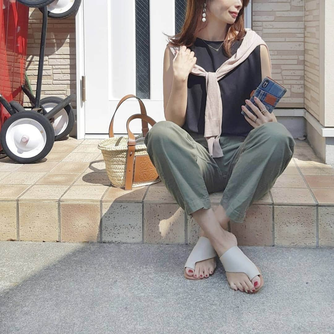 acoさんのインスタグラム写真 - (acoInstagram)「★☆★ UNIQLO crepe jersey tee .  ユニクロの#クレープジャージーt .  コーデリクエストいただいたので ベイカーパンツ合わせでひとつ☝️ #着まわしコーデ * * tee,cardigan/ @uniqlo_ginza baker pants/ @slobeiena bag/ @loewe shoes/ @sesto_shoes * * GWは家でBBQしようと思って お肉をお取り寄せ💛 そしたら今日楽天でその肉がめっちゃお得なタイムセールに！ 悔しいからまたポチ😇 BBQﾊﾞﾝｻﾞｲ❤ ↑ブログに載せてます * * #uniqloコーデ#uniqlo#ユニクロコーデ#ユニT#uniqloginza2020ss#カットソー#ブラウス#着まわし#着まわしコーデ#slobeiena#ベイカーパンツ#LOEWE #トングサンダル#sesto#ママコーデ#春コーデ#プチプラコーデ#coordinate#instafashion#ootd_kob#locari#ponte_fashion」5月2日 12時46分 - happy_acoaco