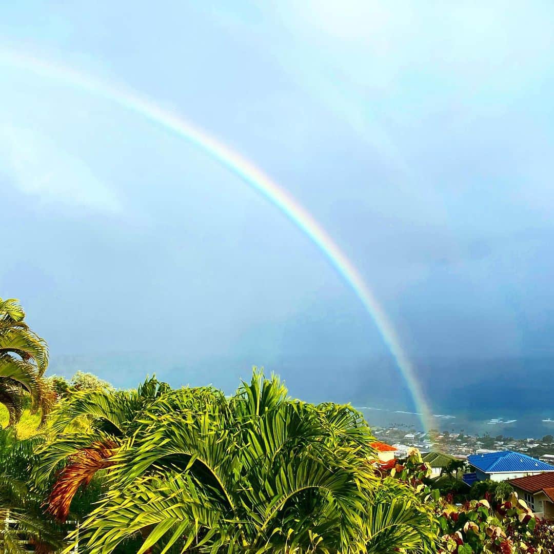 マキ・コニクソンさんのインスタグラム写真 - (マキ・コニクソンInstagram)「Hawaii Time 18:00ちょい前！こんな綺麗な虹ちゃまが顔を出してくれましたー！🌈 予期せぬお客様にハッピーな私です！😊 有難う！有難う！🙏🏻 ハッピーのおすそ分け！ #エアハワイ🌺  #応援してくれてる！📣 #あと一か月頑張れる！💪🏼」5月2日 13時03分 - makikonikson