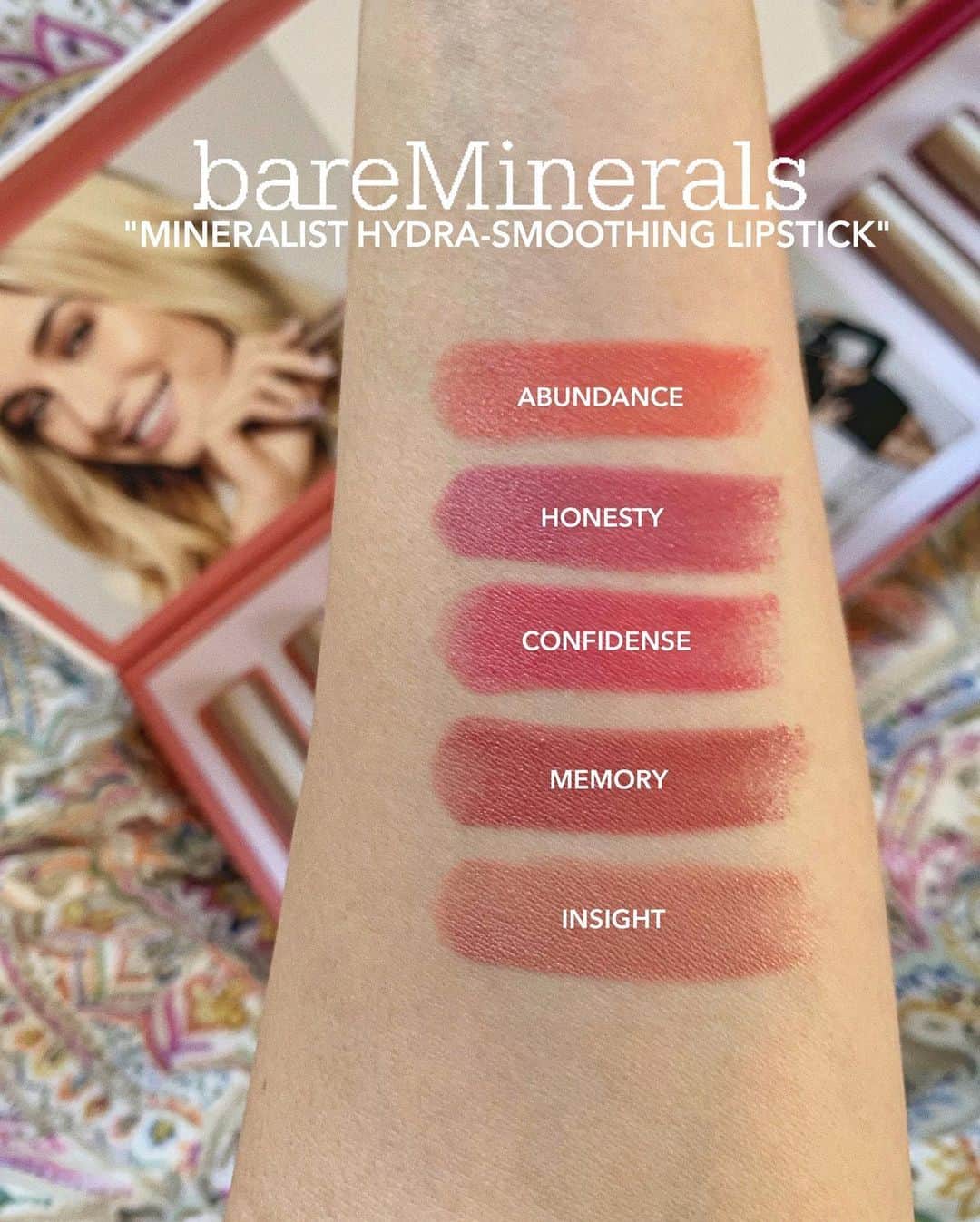 Tattyのインスタグラム：「Thankyou @bareminerals_jp 💋‼︎ ひとつ前の投稿でも使用した 大好きなベアミネラル の新しいリップスティック💄 (１枚目の"ABUNDANCE"カラーを付けてます😉) いつもお世話になってるベアミネラルさんから 新作リップをいただいたので みなさんにも可愛いカラーをご紹介✌️ 🆕 #ミネラリストイドラスムージングリップスティック  はリップクリームのような柔らかさで すごく唇に優しく馴染むの🧐 ボタニカルエキスや 自然由来の成分など18種類で作られてて 保湿成分も植物由来のものを 使っているので着け心地がなめらか💋  全16色のカラーも宝石からインスパイアされてるそう☺️💎 (投稿内では10色の紹介)  1枚目では普段使いできるようなミニマルな色 2枚目ではドレスアップしたりする時の マキシマムな色を紹介😉 気になる方は @bareminerals_jp  のサイトで詳細を見てみてね😘 ヘイリー が着けてる動画が見れるよ😉💄 気分の上がるコスメで 毎日に鮮やかさをプラスしよっ✊😘🌈 #bareminerals #ベアミネラル #mineralisthydrasmoothinglipstick #ミネラリストイドラスムージングリップスティック #lipstick #ビーガンコスメ　#ミネラルコスメ　#ミネラル　#コスメ」