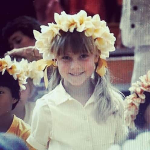 アマンダ・シュルのインスタグラム：「May Day is lei day in Hawaii.  #FBF to a much simpler (and more floral) #may1st」