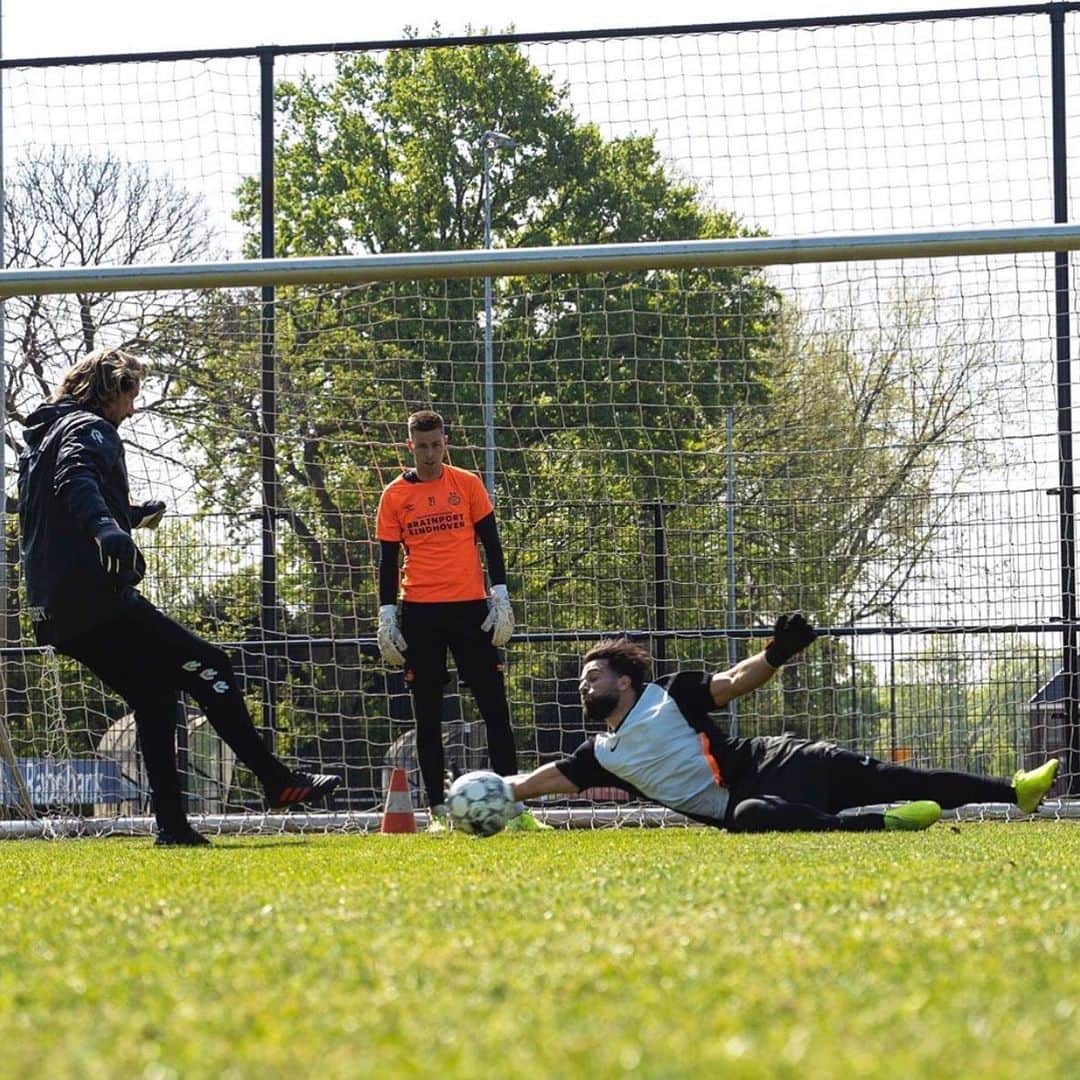 コスタス・ランプルーのインスタグラム：「Loading... 👐🏼⚽️」