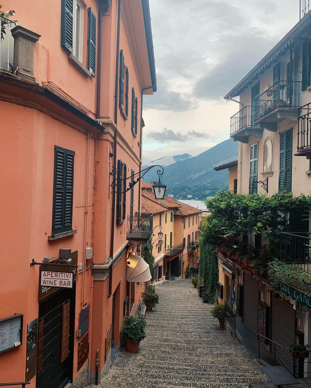 Valeriya Volkovaさんのインスタグラム写真 - (Valeriya VolkovaInstagram)「Somewhere in #Italy #photobyme #travelgram #beautifuldestinations #bellaitalia #citywalks #mountainsview」5月2日 4時35分 - valeryalapidus