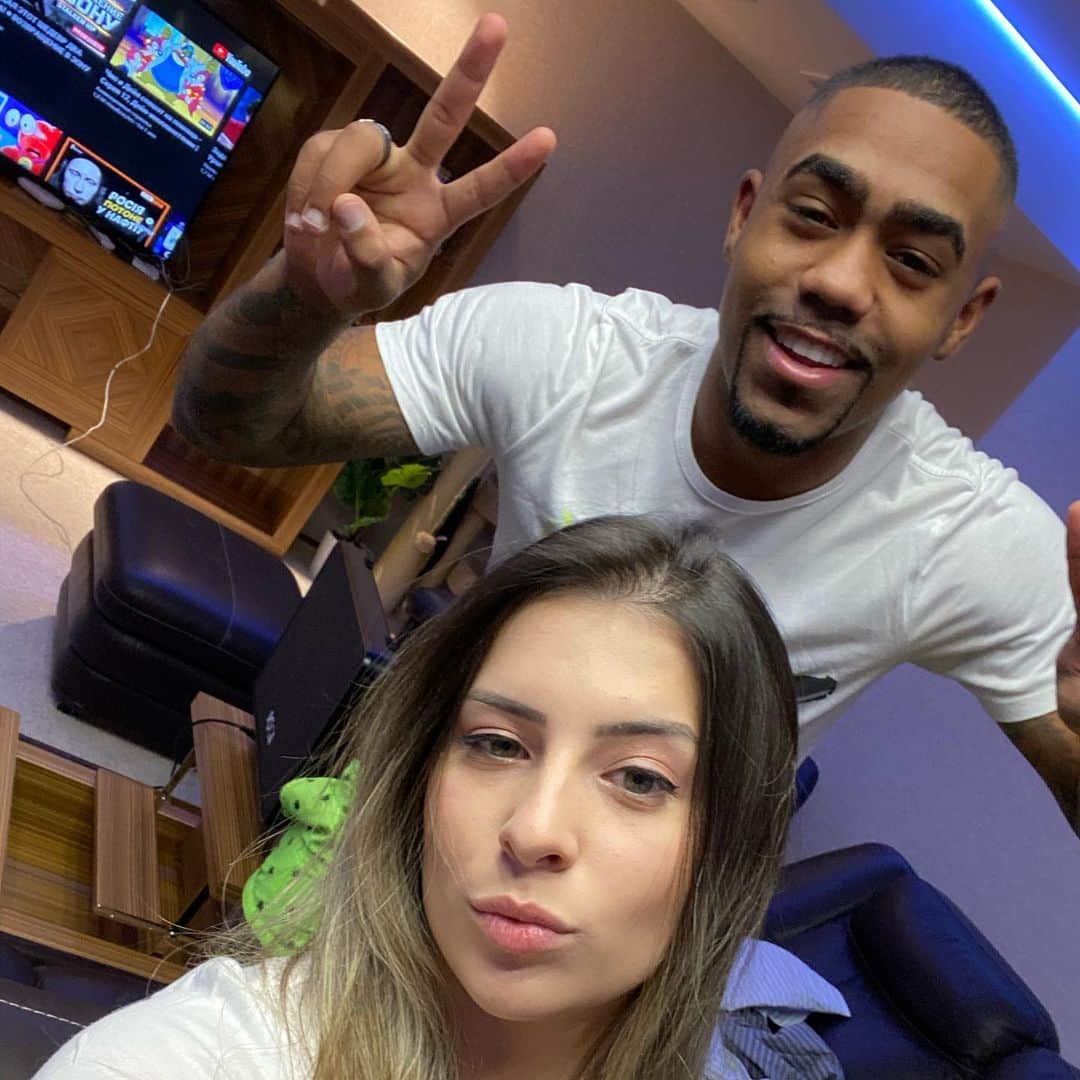 マウコム・フィリペ・シウヴァ・デ・オリヴェイラのインスタグラム：「« Em casa «  Juntos venceremos 💪🏾 With my love @leeticiapereira_ 💕」