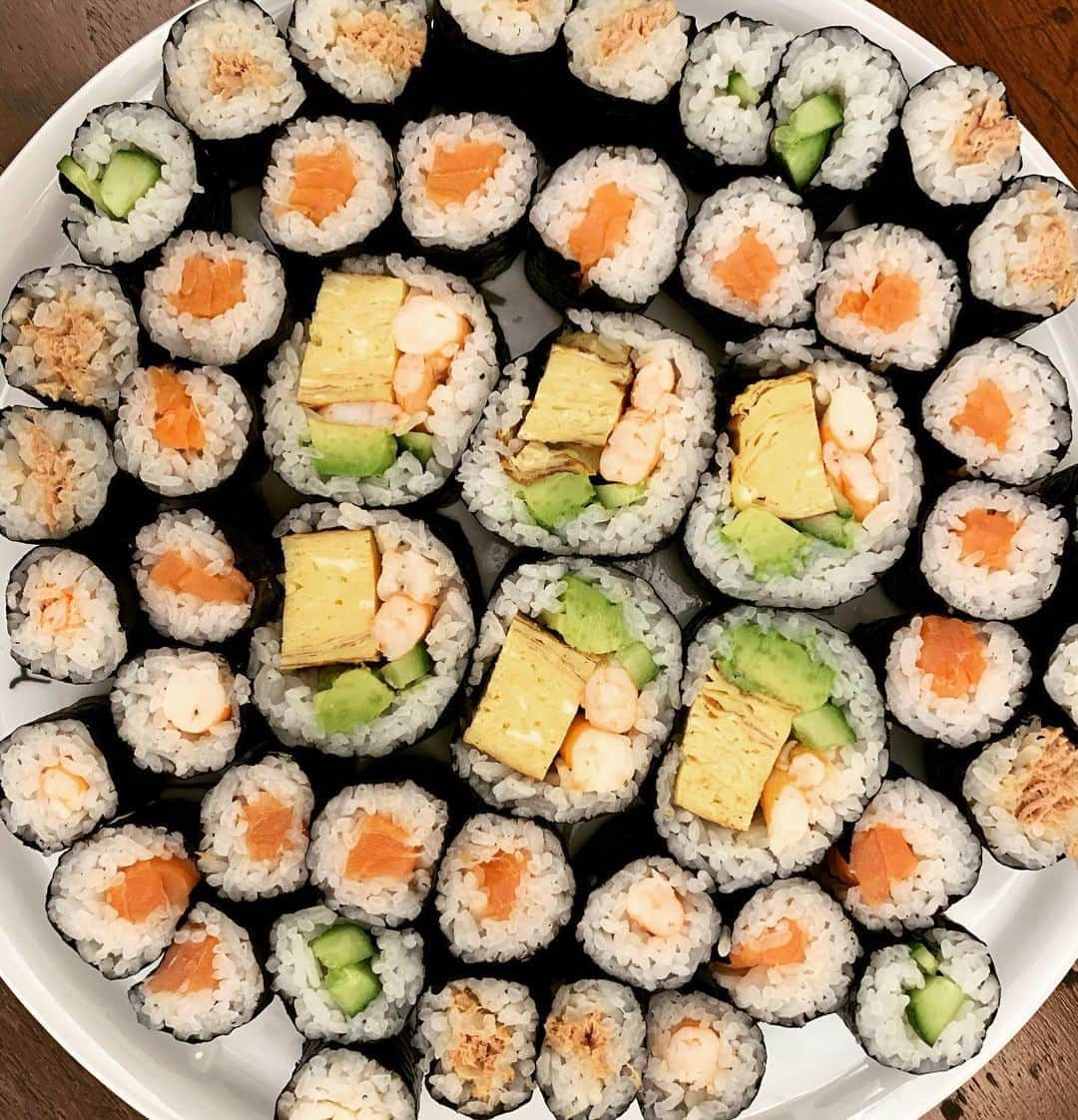 辻仁成さんのインスタグラム写真 - (辻仁成Instagram)「ロックダウン飯、今夜は巻き寿司。残ったら、明日の朝ご飯に。笑笑  あはは。作り過ぎて、ダイエット中の息子に、叱られました。」5月2日 4時34分 - tsujihitonari