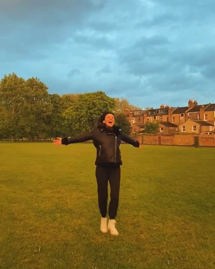 Amelia Zadroのインスタグラム：「After the storm 💦✨」