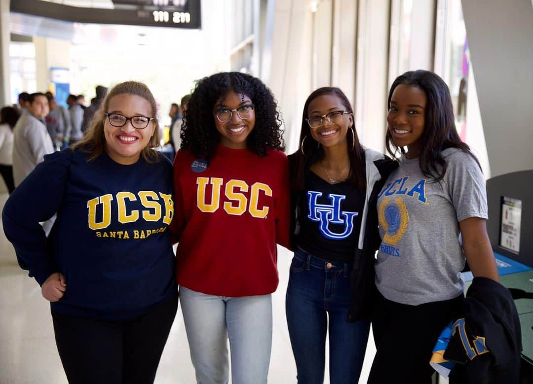 ミシェル・オバマさんのインスタグラム写真 - (ミシェル・オバマInstagram)「Every year on May 1, we celebrate #CollegeSigningDay to honor students across the country who’ve made the commitment to pursue higher education. We usually host big events where families and communities come together to lift up the achievements of these young people. This year is obviously different. And I know these last few weeks haven’t been easy––especially for students trying to decide on their plans for the future.  So to all the young people out there, I want you to know that I see you. I know you’ve worked so hard to make your dreams come true. And I hope you’ll take some time to reflect on––and celebrate––everything you’ve accomplished. I’m so proud of you and will be cheering for your every step of the way as your journey continues. #ReachHigher」5月2日 4時49分 - michelleobama