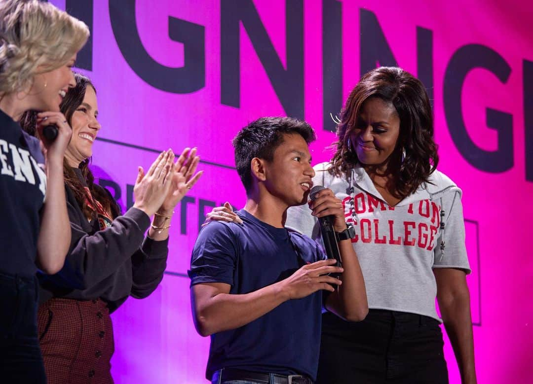 ミシェル・オバマさんのインスタグラム写真 - (ミシェル・オバマInstagram)「Every year on May 1, we celebrate #CollegeSigningDay to honor students across the country who’ve made the commitment to pursue higher education. We usually host big events where families and communities come together to lift up the achievements of these young people. This year is obviously different. And I know these last few weeks haven’t been easy––especially for students trying to decide on their plans for the future.  So to all the young people out there, I want you to know that I see you. I know you’ve worked so hard to make your dreams come true. And I hope you’ll take some time to reflect on––and celebrate––everything you’ve accomplished. I’m so proud of you and will be cheering for your every step of the way as your journey continues. #ReachHigher」5月2日 4時49分 - michelleobama