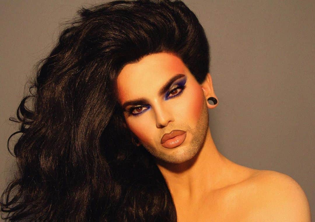 A riel D iazのインスタグラム：「hey queen! girl, you have done it again. constantly raising the bar for us all and doing it flawlessly. 👆🏼 Me to myself everyday I get up during quarantine  @morphebrushes 24A palette used on eyes and blush. @patmcgrathreal mothership 1 palette, @doseofcolors snow angels. @houseoflashes iconic lashes.  @makeupforever dimensional dark brown, @natashadenona Natasha lipstick. @makeupforever ultra hd stick foundation. @lauramercier SC concealer. @maybelline fit me concealer.」