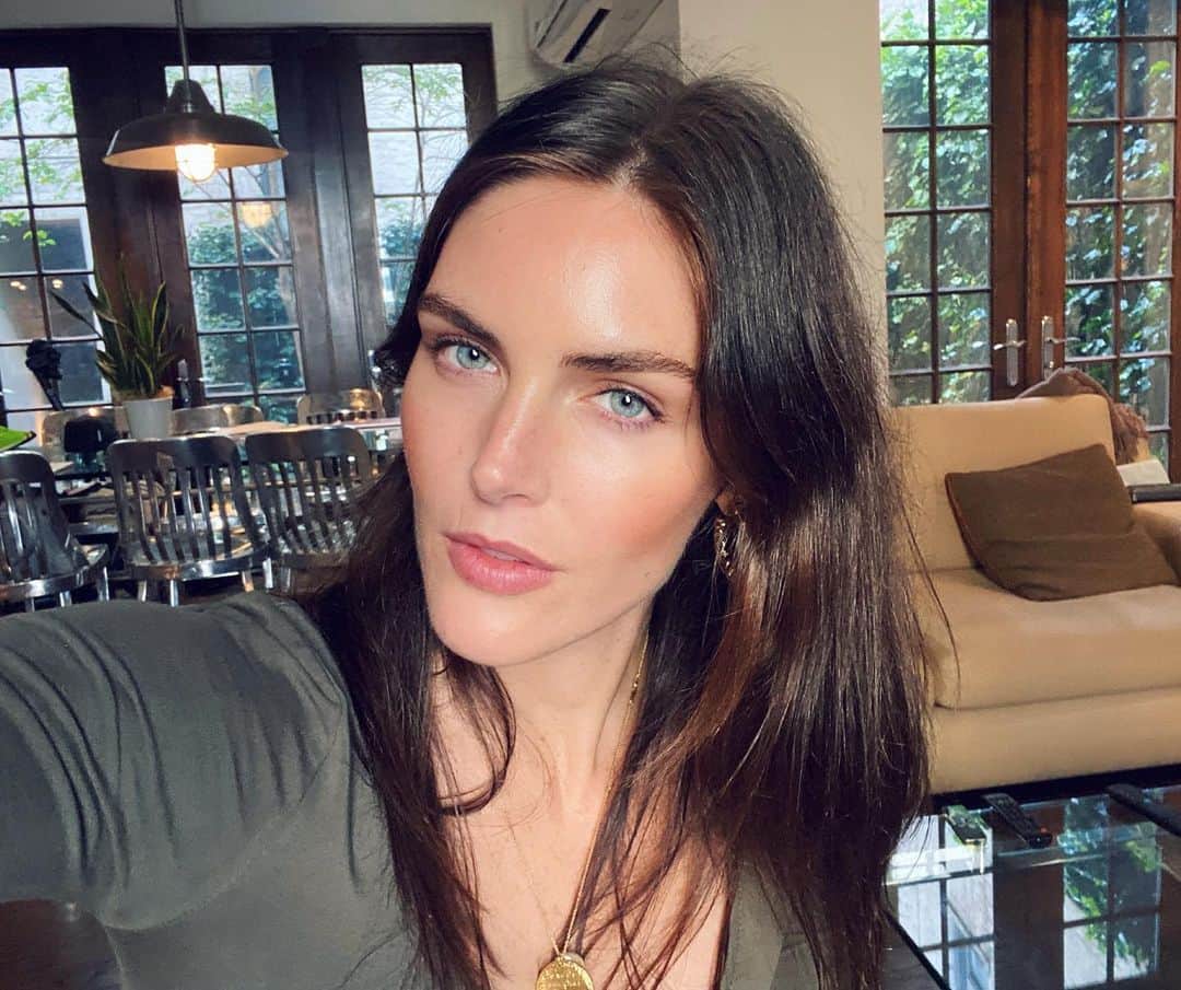 ヒラリー・ローダのインスタグラム：「am i crazy or are the days and weeks flying by? 🌪」