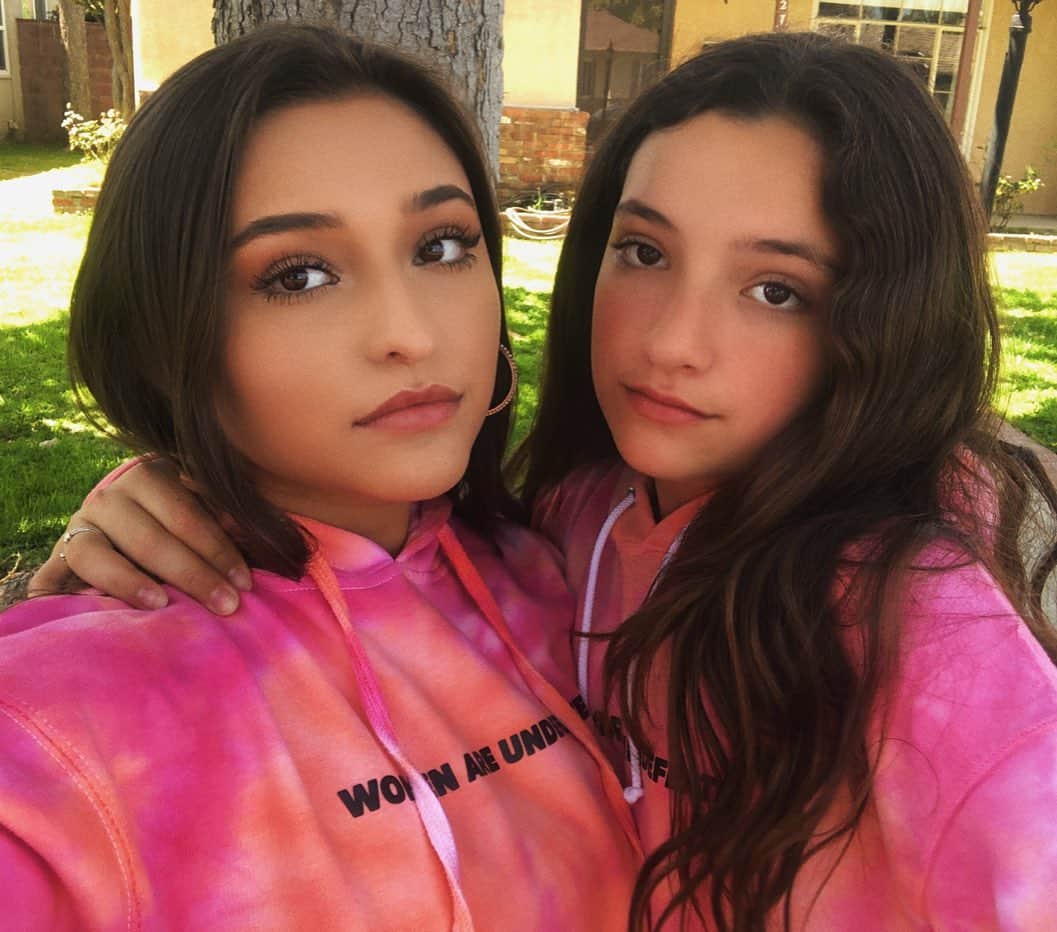 テイラー・グラブスのインスタグラム：「we all know of a strong, powerful, and undefeated woman. this collaboration is so special to me because the meaning it holds behind it. it is such a powerful and motivating reminder to us all! tag someone who would rock this sweatshirt❤️ presale opens MAY 8th!!」