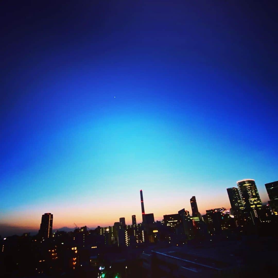 KOKIAのインスタグラム：「Look up and remember...We are under the same sky. I think of you a lot. We’ll see you at 8pm JST tonight at my YouTube channel “KOKIA official”. I hope I can make you laugh tonight!see ya! #tokyo #japan #japon #kokia #photography #歌手 #コキア #insta #art #beautiful #picoftheday #follow #女性 #ソングライター #photooftheday #woman #jmusic #ボーカリスト #singer #songwriter #jpop #vocalist #voice #声 #ライブ #live #綺麗 #日本 #livestream」