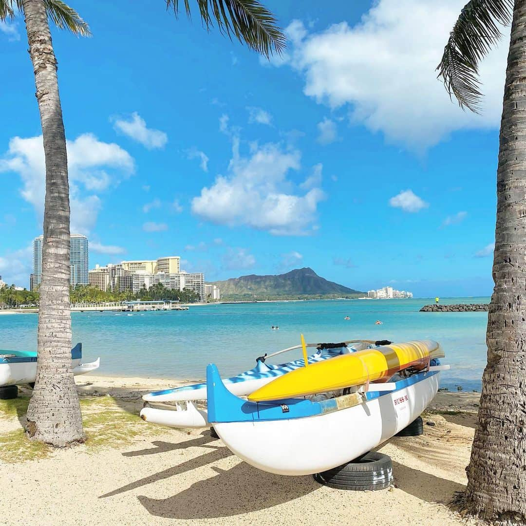 マキ・コニクソンさんのインスタグラム写真 - (マキ・コニクソンInstagram)「Good morning from Hawaii!  ハワイは今日も晴天のテンコ！😎 早起きしてワンズのお散歩する事は私の毎日のローテーション！これがあると1日がフレッシュスタート出来るのです！💪🏼 毎日お天気が違うから同じものを見ても違う光景に見える！✨✨ 自然って本当に素晴らしい！🥺 Lockdown期間限定Maki’s English Lesson！ 今日はMay I 〜の使い方のお勉強！”〜しても良いですか(宜しいですか)?”の構文！ May Iの後は動詞の原型を入れるだけです！ 例文！☝🏼 May I sit here? “ここに座っても良いですか(宜しいですか)?” May I talk to you now? “今あなたと話しても良いですか(宜しいですか)?” May I call you tomorrow night after 7:00pm ?“あなたに明日の夜7:00以降電話しても良いですか(宜しいですか)?” と、相手に許可を求める言い方！ 他にカジュアルな言い方だとCan I〜 “〜しても良い?”があります！ 例文！☝🏼 Can I go to your house today? “今日家に遊びに行ってもいい？”Can I drink your coke? “あなたのコーラ飲んでいい？”といった感じになります。意味はMay I 〜と一緒ですがお友達なら問題ないけどなるべく初めての人や目上の人と話す時は丁寧形のMay I 〜を使うのがお勧めです！ 応用！☝🏼 May I have 〜の公文は “〜を頂けますか？”で暗記しちゃって下さい！そして〜の後は名詞を入れて下さい！ レストランとか何かをオーダーする時によく使います！ May I have a Japanese menu? “日本語のメニューを頂けますか？” May I have one Loco Moco and  two Açaí bowls and one Ahi poke bowl? “ロコモコ1つとアサイボウル2つとアヒポケ丼を１つ頂けますか?(下さい)となります！この場合は訳し方は”〜下さい”でもいいかな。 訳し方も自分が一番分かりやすく訳して大丈夫です！形にとらわれないで頭を柔らかく！ May I have your name? “あなたのお名前を頂けますか？” May I 〜, Can I 〜の構文は自分が何かをしたくて相手にいいですか？って聞く公文です！ May I kiss you?😘は紳士的な言い方！”キスしても良いですか(宜しいですが)?”笑笑　 お勉強になったかな？例文を自分で作って練習してみましょう！一番大切な事は間違いを恥じずどんどん使ってみる事です！☝🏼 今日も世界の人々がStay Safe and Healthy であります様に！🙏🏻 医療現場の最前線で目に見えない敵と命をかけて闘ってくれてる方々の為にもStay Homeで皆んなで力を合わせて頑張ろう！ 本当のヒーロー達の為に We can do it together! 💪🏼 #エアハワイ🌺  #makisenglishlesson  #頑張れハワイ！#頑張れ世界🌏  #stayhome」5月2日 5時15分 - makikonikson