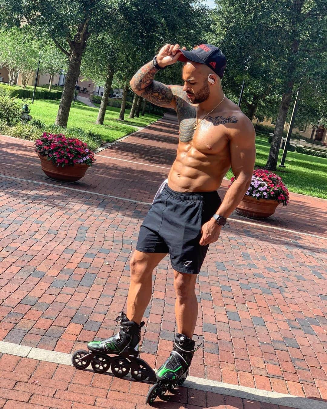 リコシェさんのインスタグラム写真 - (リコシェInstagram)「Shout out to @k2.skates. These K2 Mod 110’s are wicked! 🤘🏽 • • Recently been getting back into roller blading as a form of cardio. Mostly because running hurts my old man knees. 👴🏽 • • My friend @aaron_at_instantgram put me onto @k2.skates and they are awesome!! Now I’ve been skating all around Orlando! • • How about you? What have you been doing for your cardio!? Anything new, different or sticking to some of the same things you did before? Either way...continue to do what you can to stay active, stay healthy. And always stay safe. 🤙🏽」5月2日 5時49分 - kingricochet
