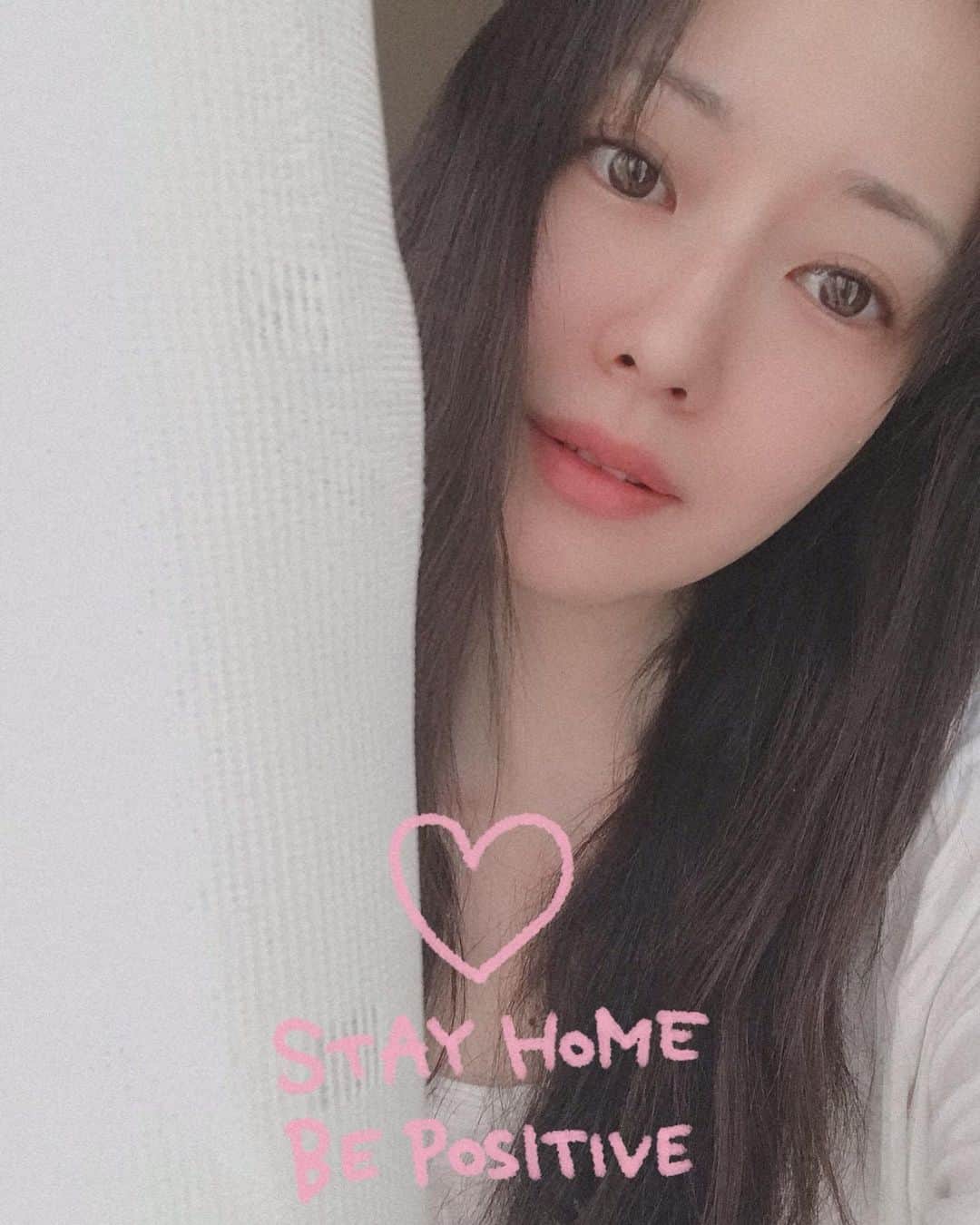 のインスタグラム：「ぎゅーっもーにん😚💕 ✨ 4時半🕓起き🐔  ニワトリに勝ったぜ〜ぃ😎 ✨  #吉山りさ #寝起き 目覚めの #コーヒー  #フリーモデル #アラフォーママ #モデル #model #おはようございます #freelancemodel #Japanese #バスタオル女子 #バスタオルモデル #温泉ソムリエ #温泉モデル #温泉女子 #写真 #撮影モデル #すっぴん #40代 #美容 #美肌 #化粧品 #single #morning  #goodmorning #singlemom  #ニトリ #大好き ニトリで爆買いしたい😍✨ #白 好き💗 お、ねだん以上。#nitori」
