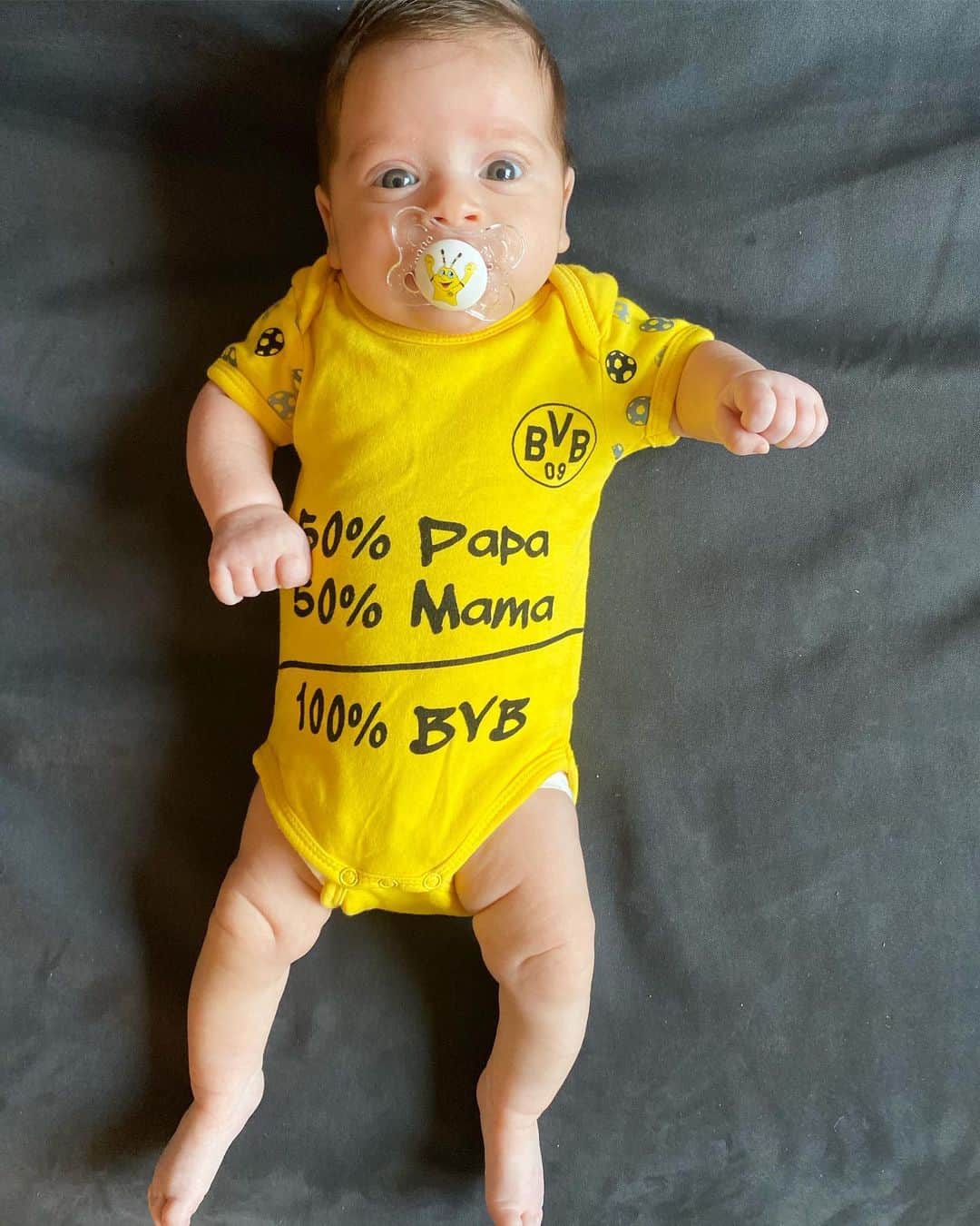 ムスタファ・アミニのインスタグラム：「We miss watching Dortmund play.. Thanks uncle @mus_bundu and aunty @anne_povlsen for my outfit ⚽️😀💛🖤 #bvb」