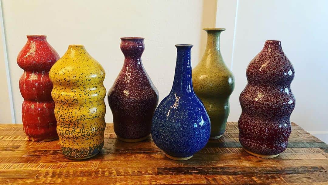 セス・ローゲンさんのインスタグラム写真 - (セス・ローゲンInstagram)「New set of vases from the kiln. I’ve been trying to make a spotted dark blue that I like and this one is pretty nice I think. Yay.」5月2日 6時20分 - sethrogen