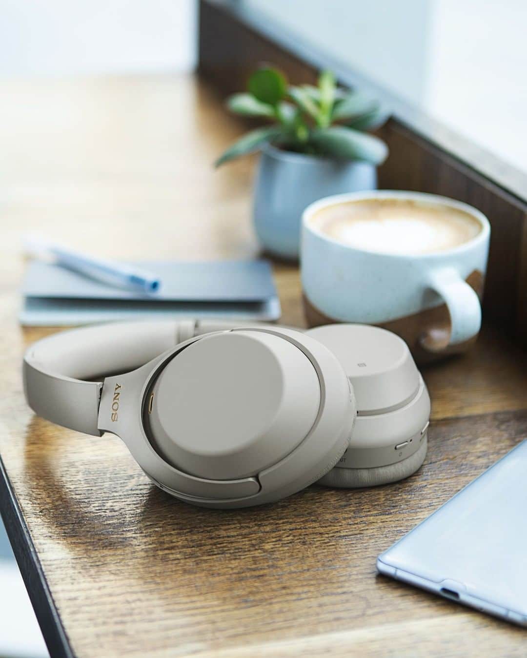 sonyさんのインスタグラム写真 - (sonyInstagram)「Work from home confidently. (WH-1000XM3 noise-canceling wireless headphones with multiple mics for hands-free calls.) #SonyHeadphones」5月2日 6時15分 - sonyelectronics