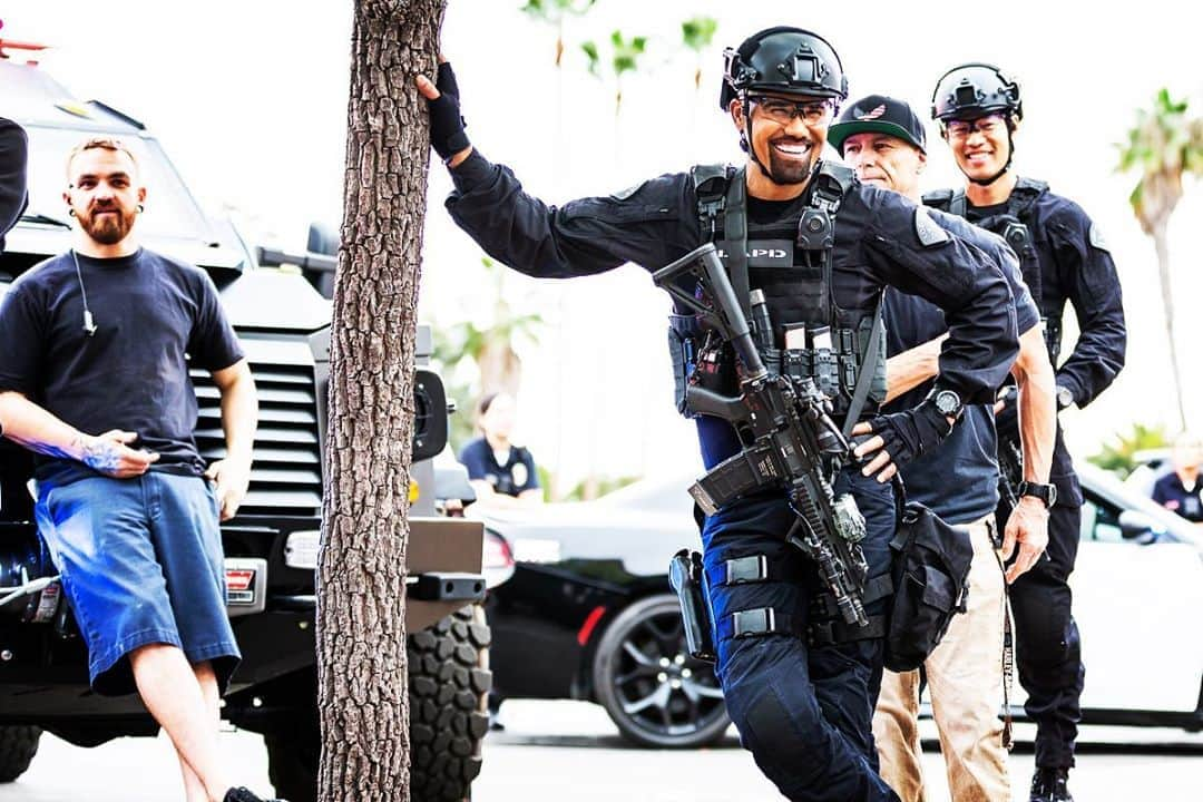 シェマー・ムーアさんのインスタグラム写真 - (シェマー・ムーアInstagram)「Happy Friday Ya’ll !!! Thank you for ridin’ with us on @swatcbs this week!! Here’s a little BTS 📸 from this weeks episode.  MUCH  LOVE 🧡😎✌🏽」5月2日 6時17分 - shemarfmoore