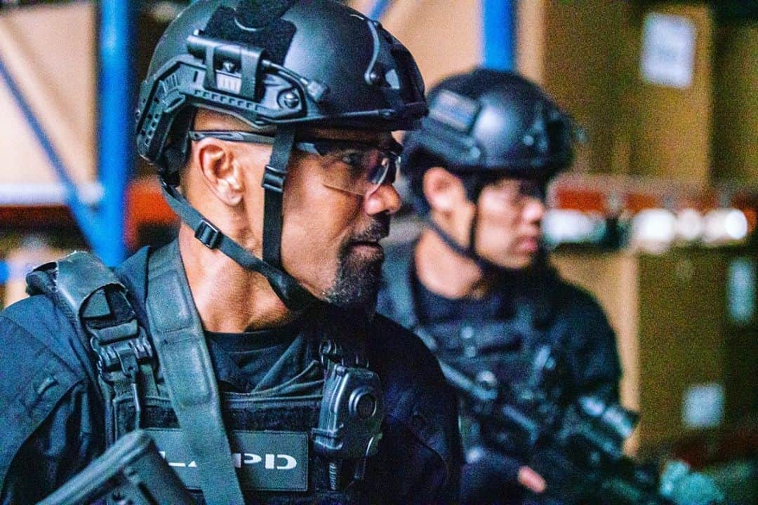 シェマー・ムーアさんのインスタグラム写真 - (シェマー・ムーアInstagram)「Happy Friday Ya’ll !!! Thank you for ridin’ with us on @swatcbs this week!! Here’s a little BTS 📸 from this weeks episode.  MUCH  LOVE 🧡😎✌🏽」5月2日 6時17分 - shemarfmoore