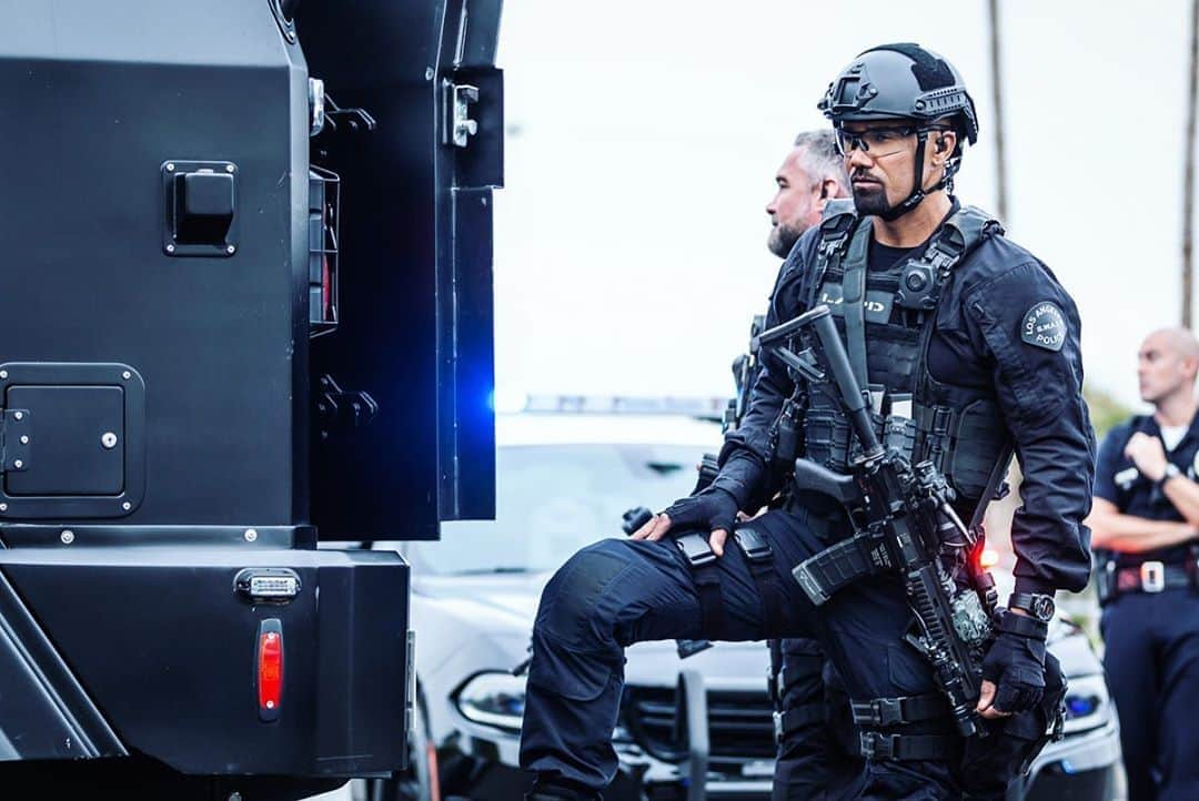 シェマー・ムーアさんのインスタグラム写真 - (シェマー・ムーアInstagram)「Happy Friday Ya’ll !!! Thank you for ridin’ with us on @swatcbs this week!! Here’s a little BTS 📸 from this weeks episode.  MUCH  LOVE 🧡😎✌🏽」5月2日 6時17分 - shemarfmoore