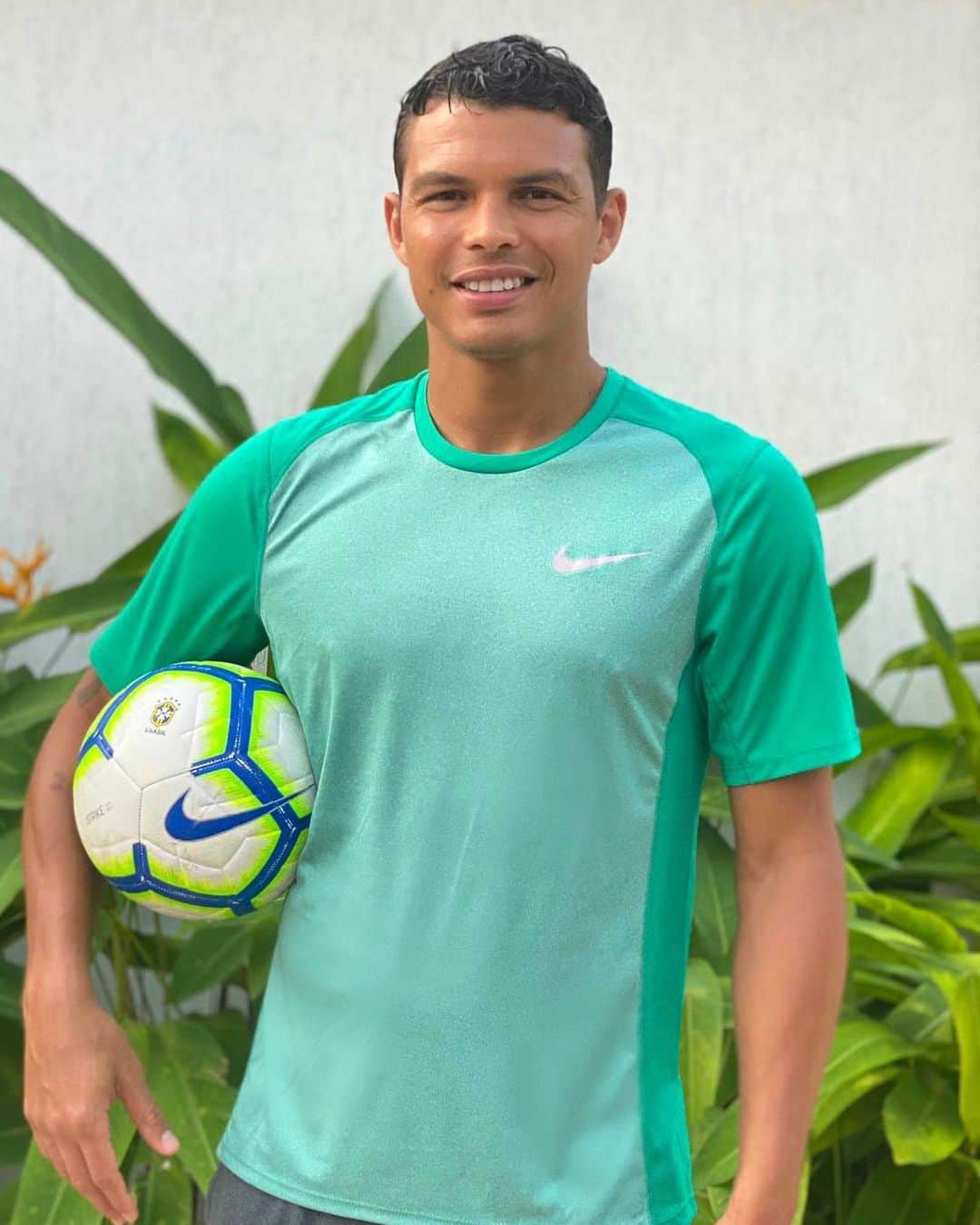チアゴ・シルヴァのインスタグラム：「🇧🇷“Quando penso que cheguei ao meu limite, descubro forças para ir além” (Ayrton Senna). Nesse primeiro de maio, a minha homenagem vai pra ele e pra cada um de vocês, trabalhadores, que como ele, dignificam o Brasil. 🇫🇷 «Quand je pense avoir atteint ma limite, je découvre la force d'aller plus loin» (Ayrton Senna). En ce 1er mai, je lui rends hommage et à chacun de vous, travailleurs qui donnez de la dignité à vos pays. 🇺🇸 “When I think I have reached my limit, I find a way to go beyond” (Ayrton Senna). On this 1st of May, my tribute goes to him and to each one of you workers, who dignify your country. • • • #ThiagoSilva #AyrtonSenna #Senna #AyrtonSennaDaSilva #FamiliaSilva #restecheztoi #jesuischezmoi #restezchezvous #fiqueemcasa #fiquememcasa #euficoemcasa #stayathome #fiqueemcasa #restezalamaison #yomequedoencasa #1ermai #primeirodemaio #1stmay」